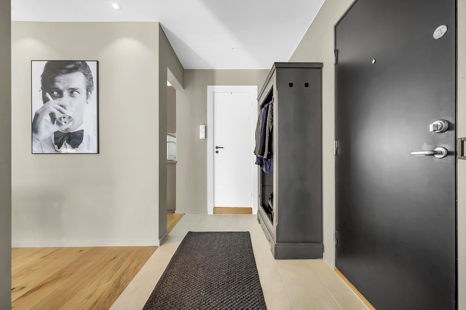 I gangen er det plass til skap, knagger og skohylle for oppbevaring av yttertøy Galleribilde