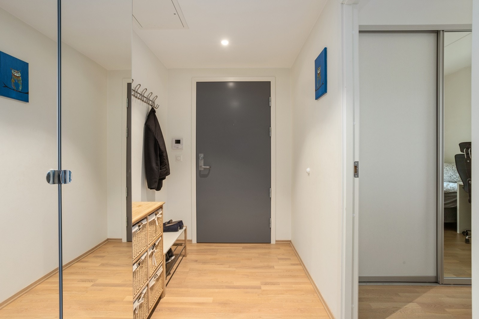 Det er montert dørcalling med automatisk åpner og video i entréen Galleribilde