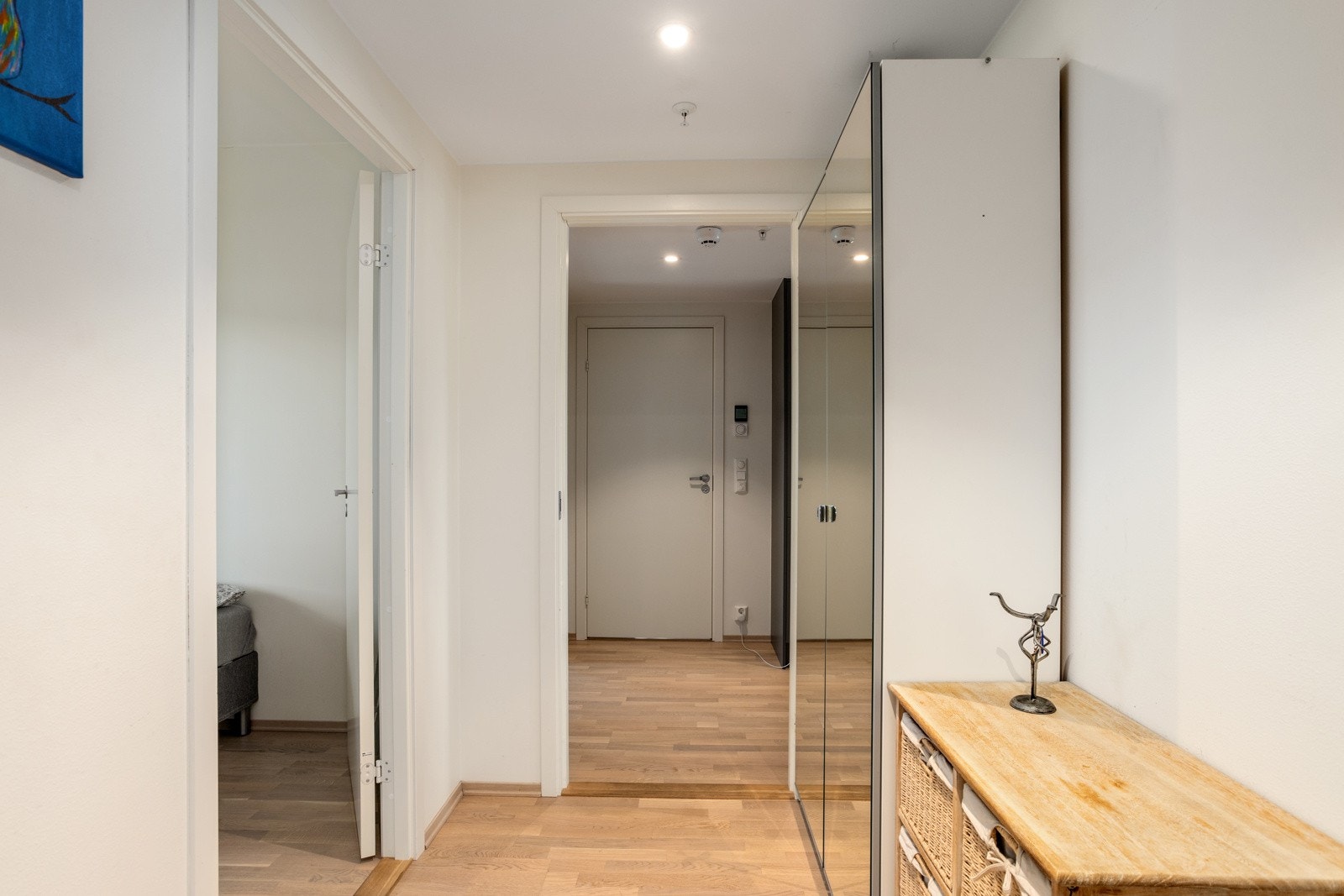 Lys og hyggelig entré, hvor det er montert inn garderobeskap med speilfronter, som gjør det enkelt å rydde sko og jakker ut av syne Galleribilde