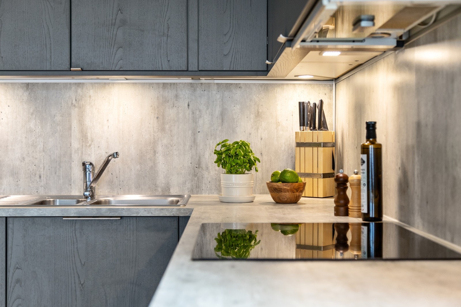 Ventilator i overskap med komfyrvakt som drives av det balanserte ventilasjonsanlegget Galleribilde