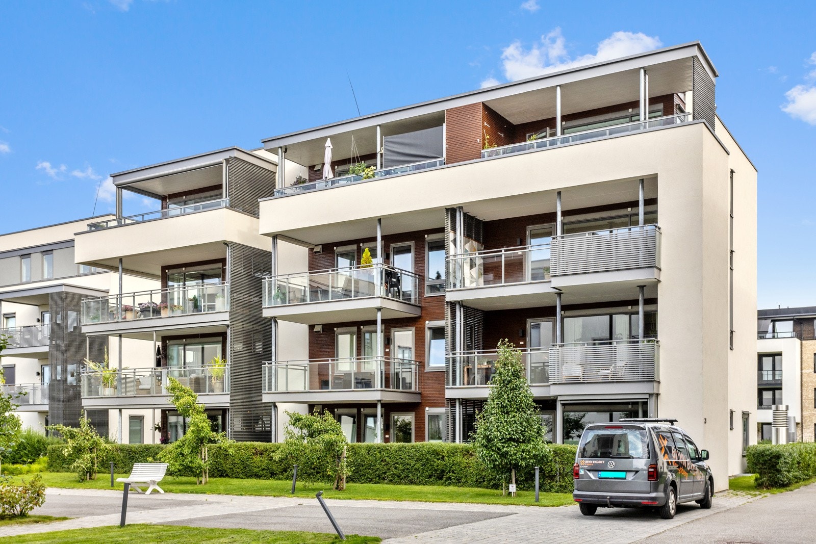 Leiligheten befinner seg i tredje etasje og enden. Leiligheten har to balkonger, en på hver side Galleribilde