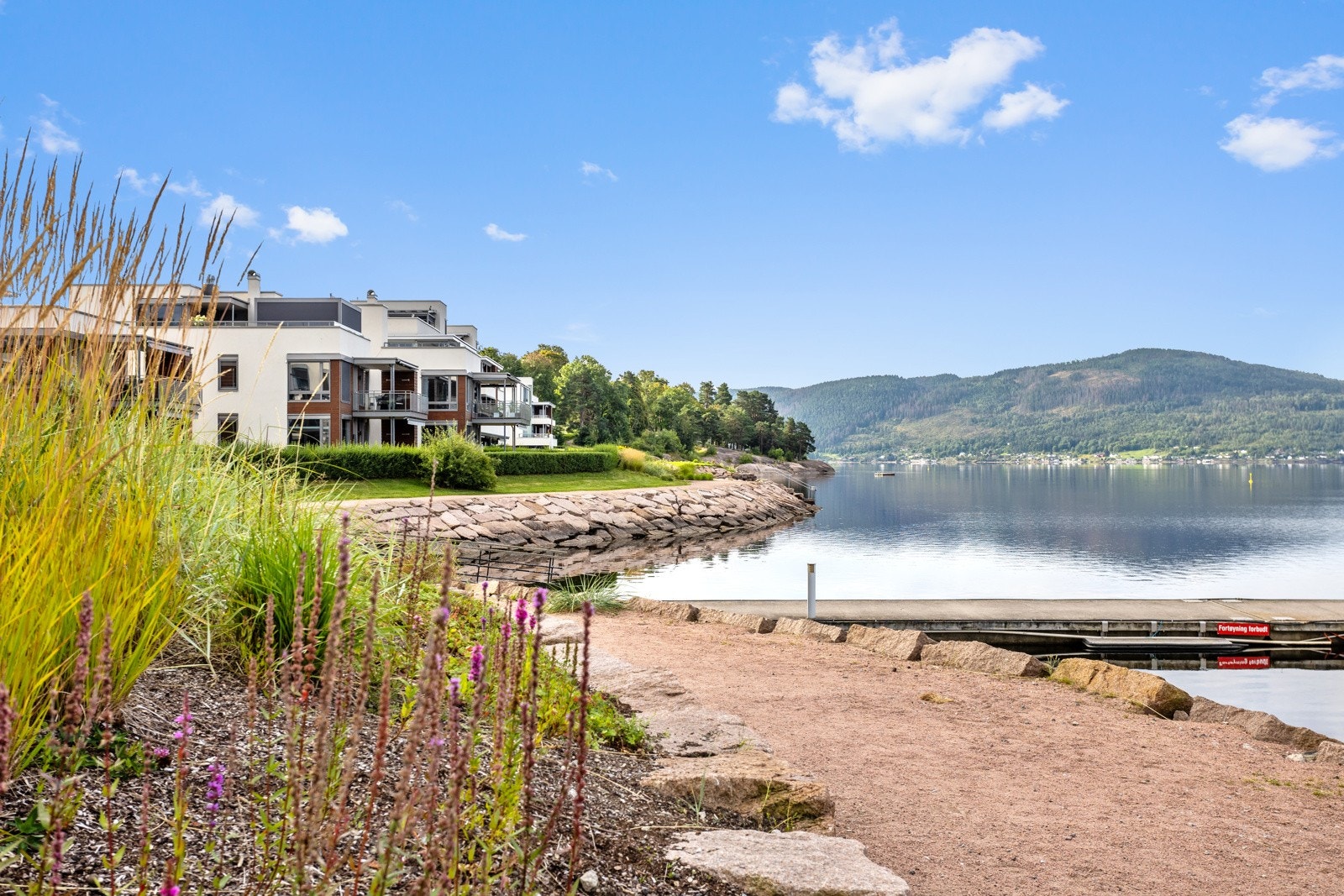 Kort gangavstand til fjorden med felles sandstrender og store grøntarealer. Flotte og hyggelige turstier gjennom området. Galleribilde