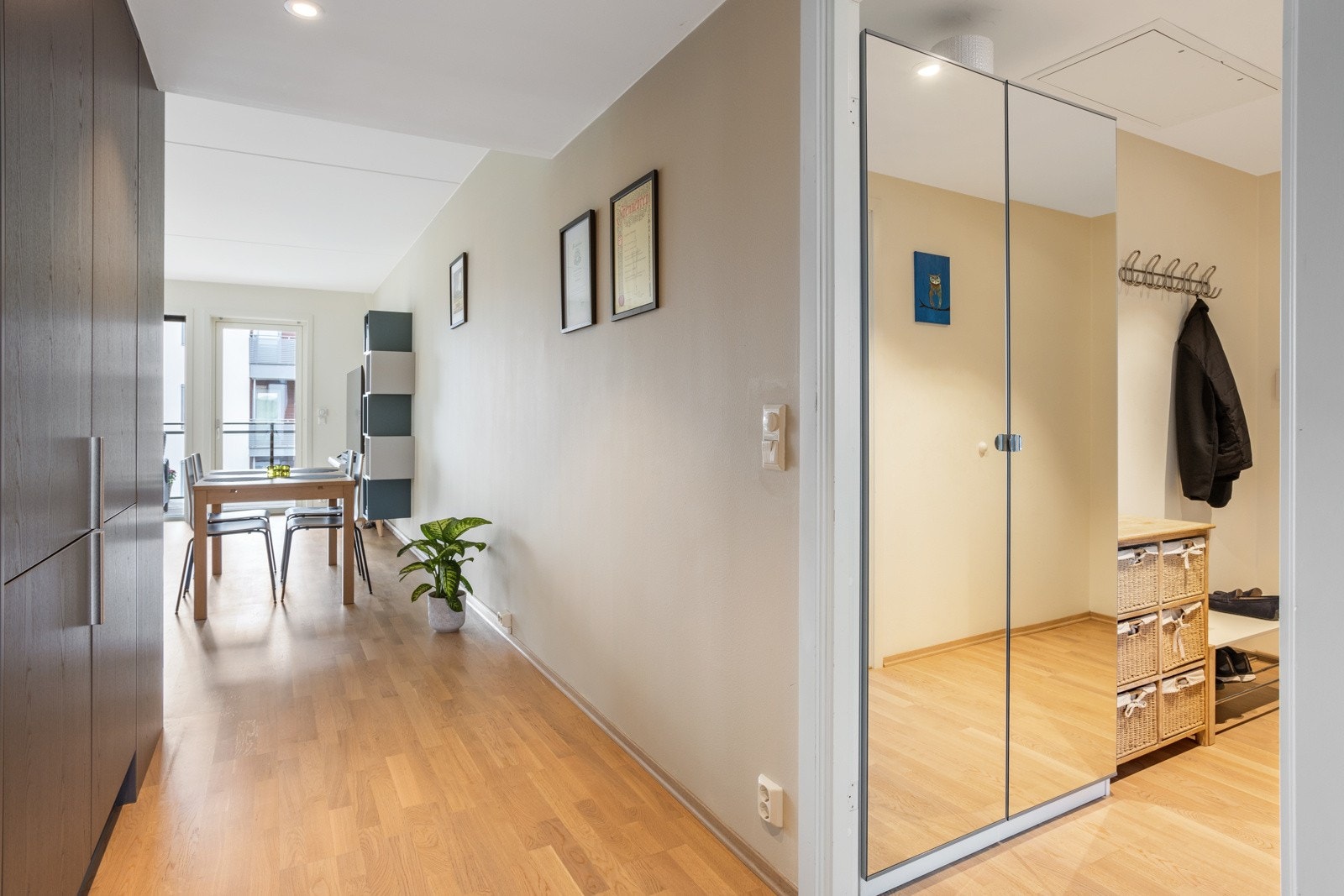 I mellomgangen er det montert ytterligere garderobeskap for ekstra oppbevaring og lagring. Innredningen henger sammen med kjøkkenet med lik utformelse - en lekker detalj. Galleribilde