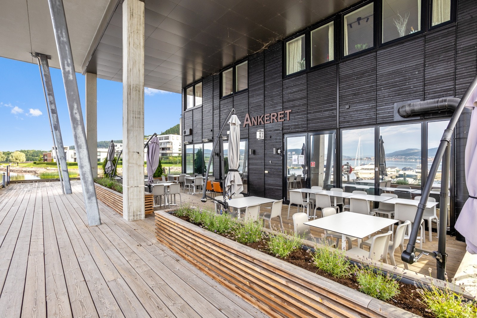 Besøk gjerne Ankeret nede på bryggekanten og opplev en flott restaurant med en skikkelig hyggelig atmosfære Galleribilde