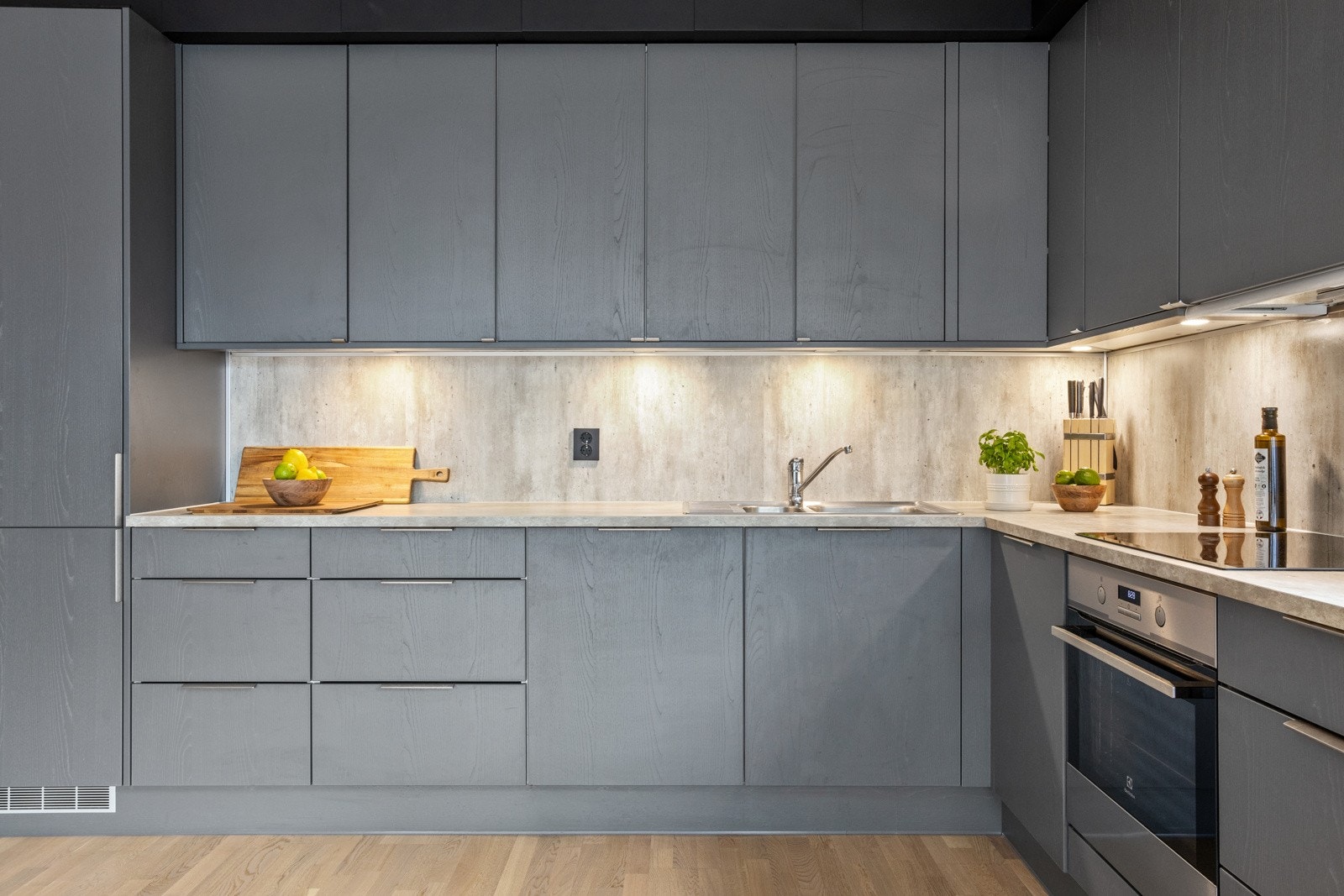 Kjøkkenet har integrert stekeovn, platetopp, oppvaskmaskin og kjøleskap med fryser Galleribilde