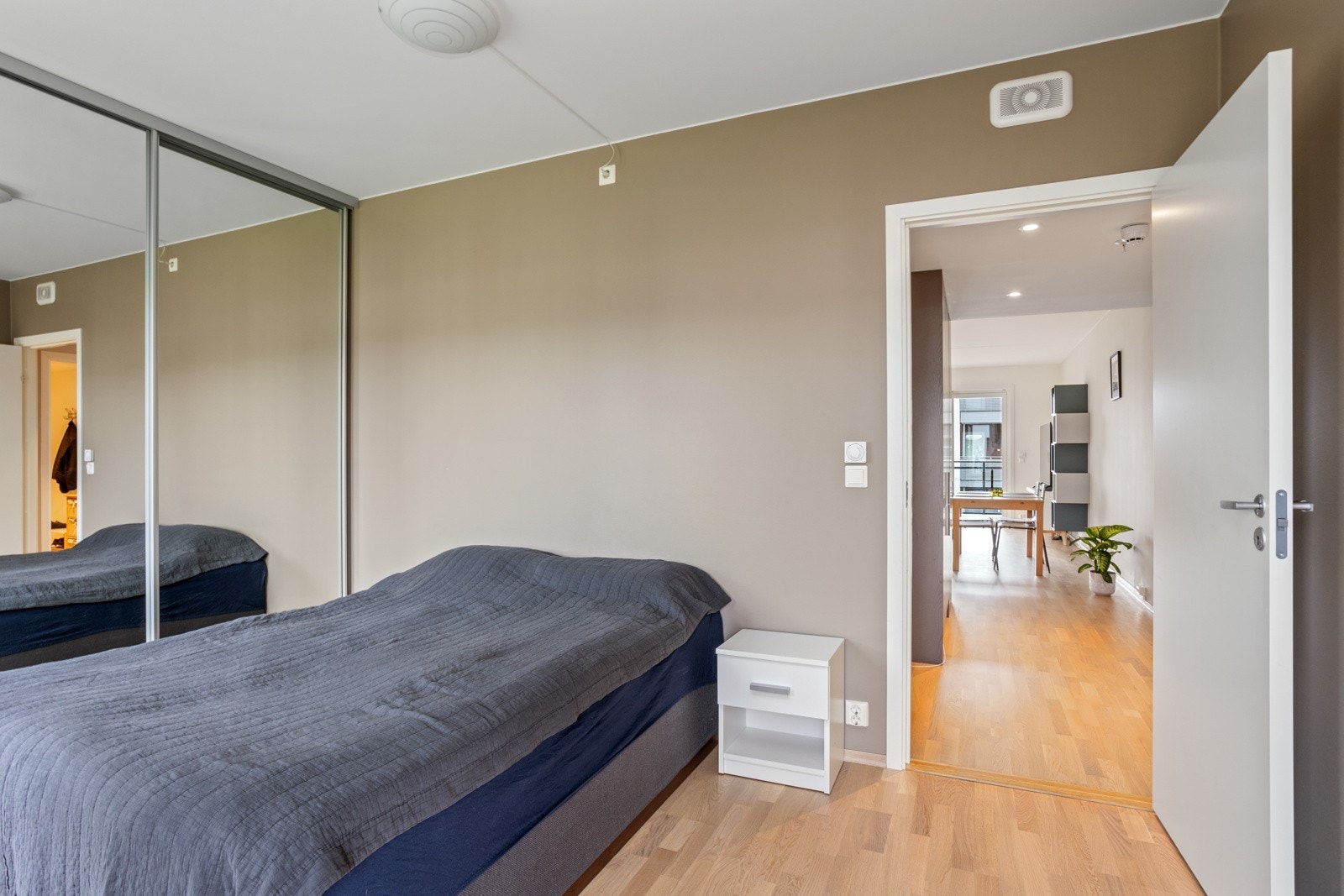 Hovedsoverommet har montert skyvedørsgarderobe med speil Galleribilde