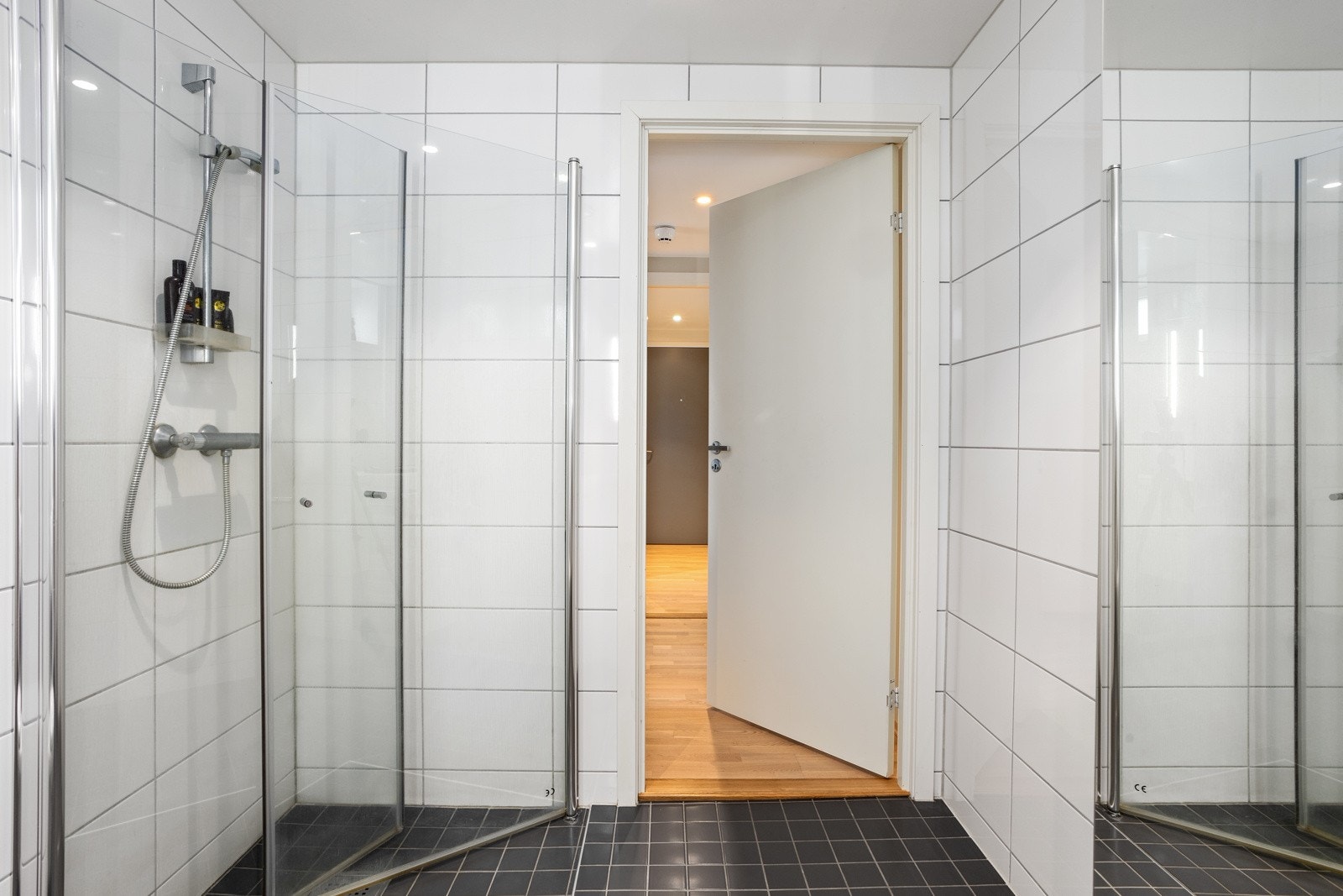 Dusjhjørne med dører som slår innover, når dusjen ikke er i bruk Galleribilde