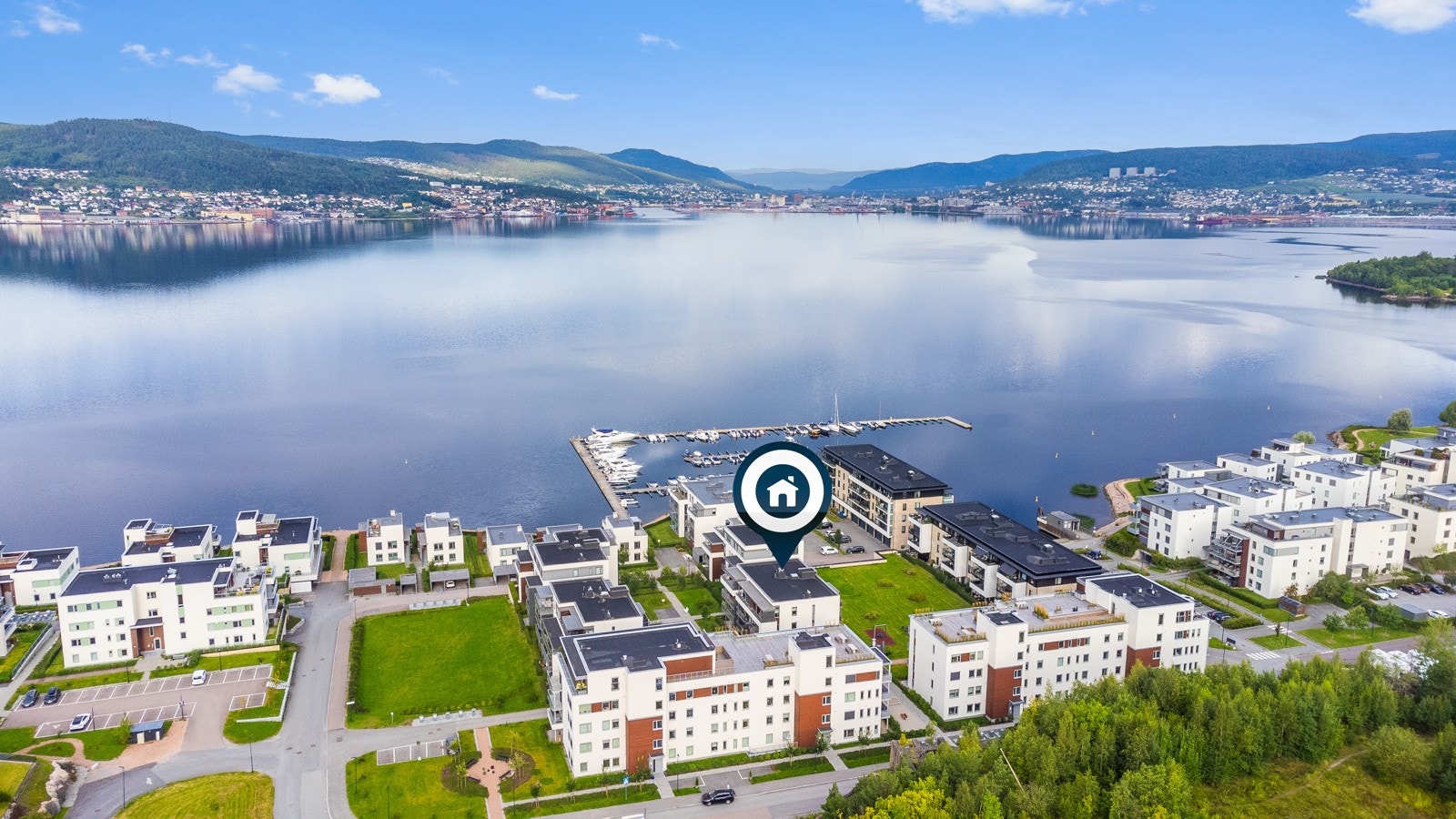 Nærmeste matbutikk er Kiwi Gullaug, der er det også bensinstasjon. Kort vei til tur- og rekreasjonsmuligheter bl.a. til den gamle jernbanen Galleribilde