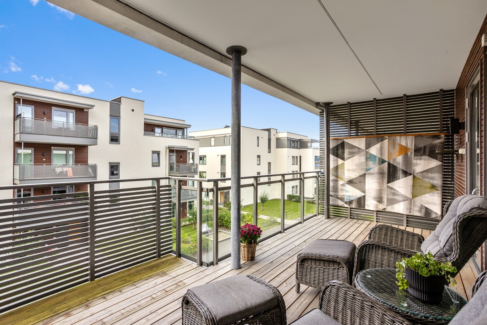 Balkongen er stor og overbygget på 18 m2 Galleribilde