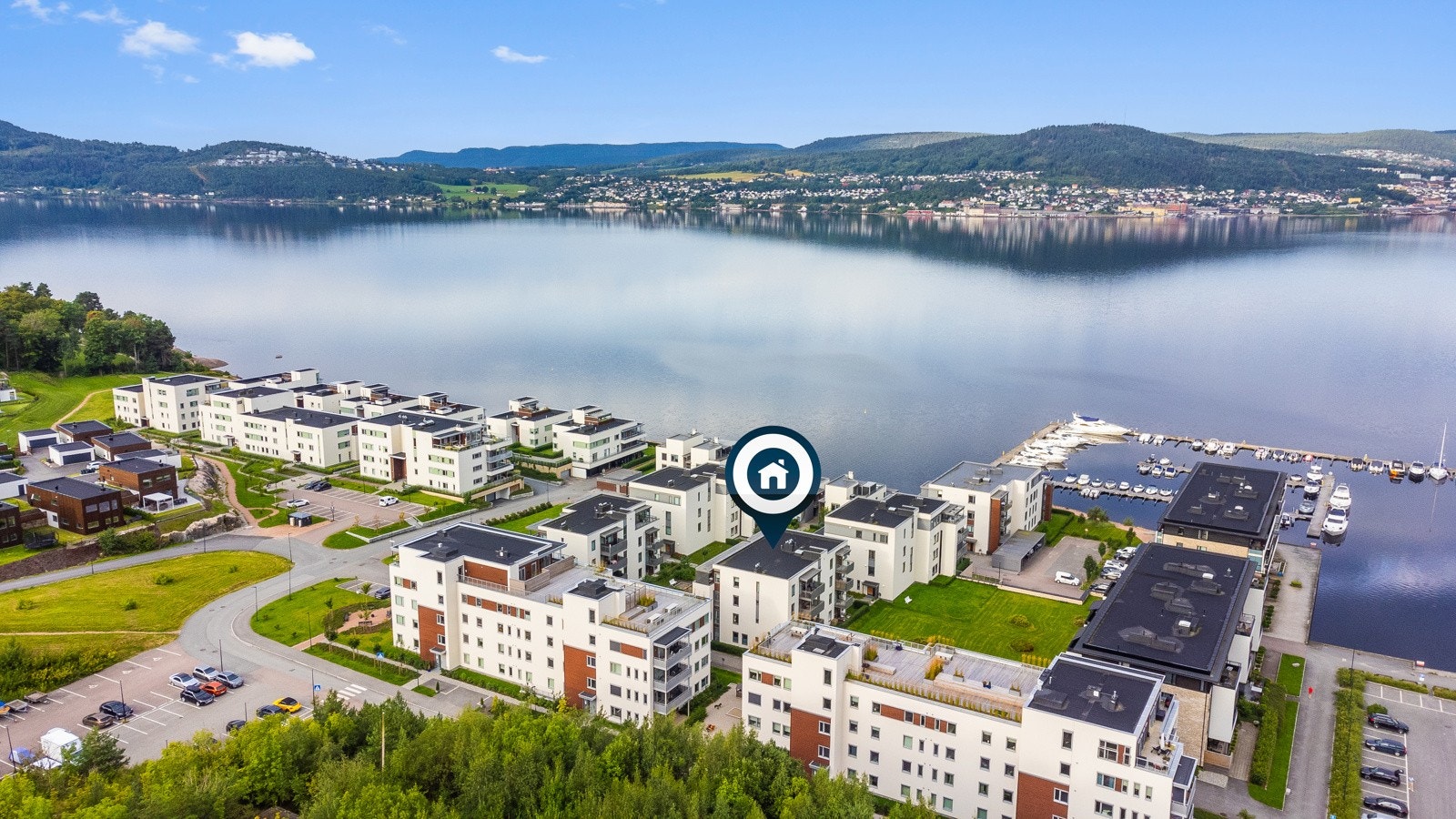 Det er kort vei inn til Drammen sentrum både med buss, båt og bil. Enkel kjøreadkomst ut til E-18 og videre til Asker/Oslo Galleribilde