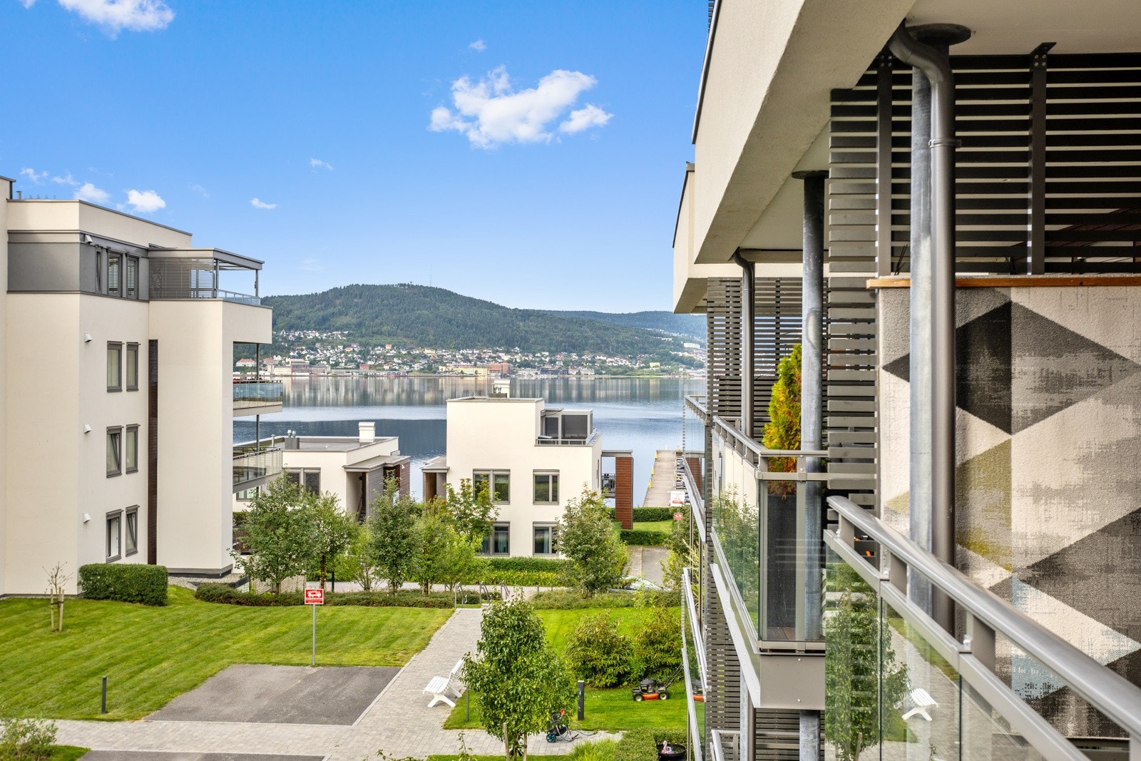 Fjordutsikt fra balkongen Galleribilde