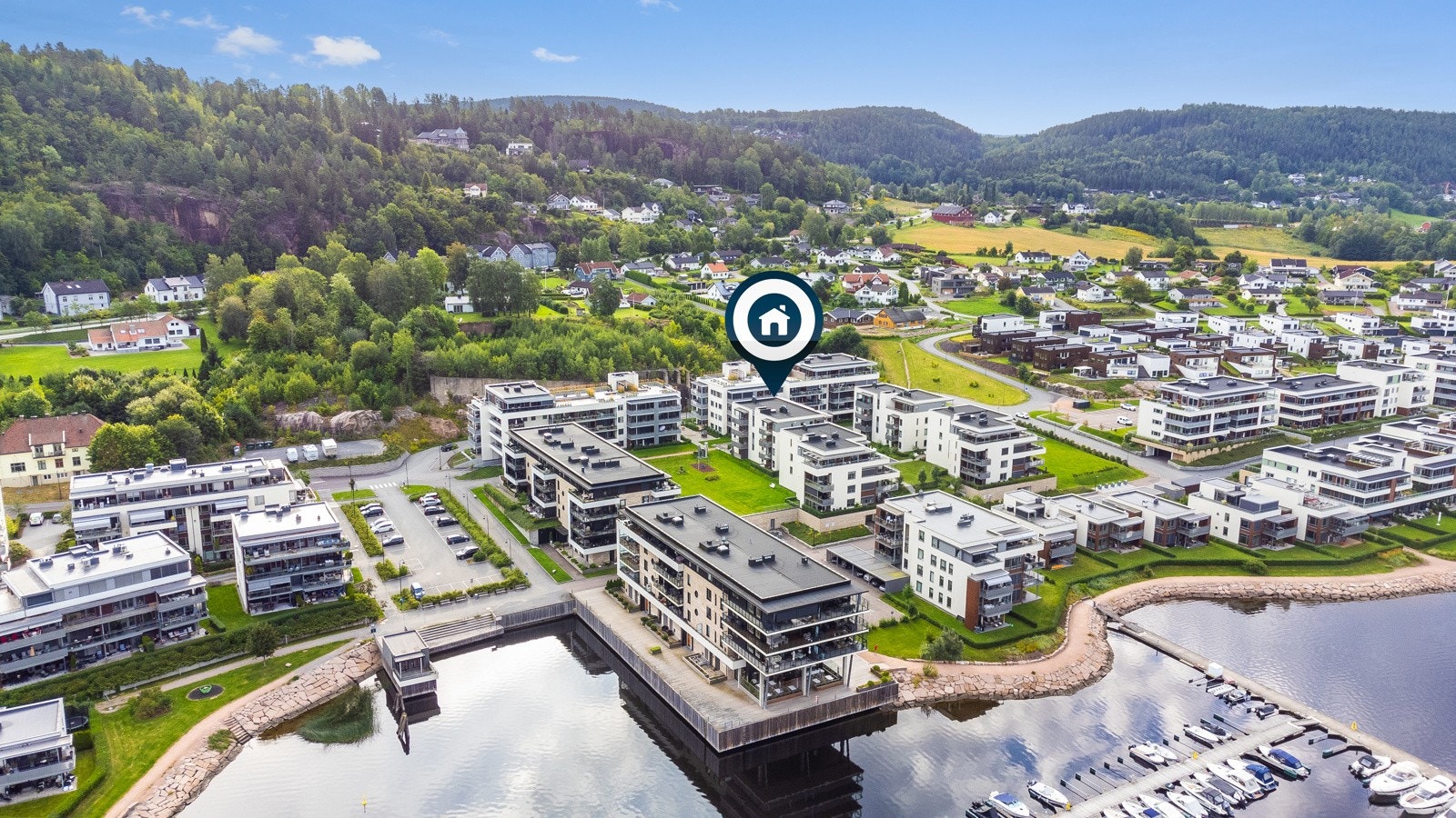 Leiligheten ligger fantastisk til, kun 90 meter fra vannkanten. Nær nok til at du kjenner kontakten med fjord, strandliv og båtliv Galleribilde