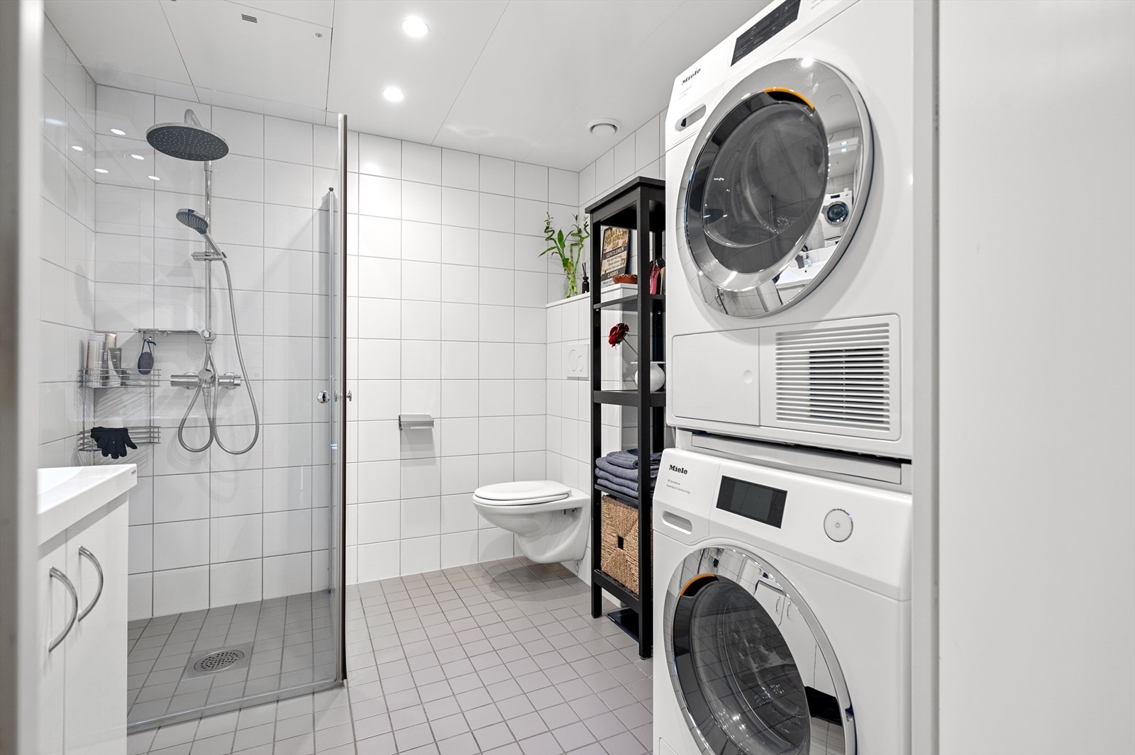 Baderommet har opplegg for både vaskemaskin og tørketrommel. Galleribilde
