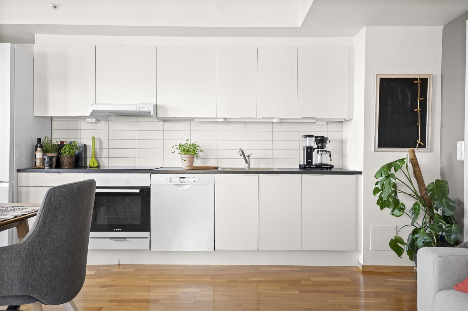 Kjøkkenet er godt utstyrt for både oppbevaring og matlaging. Galleribilde