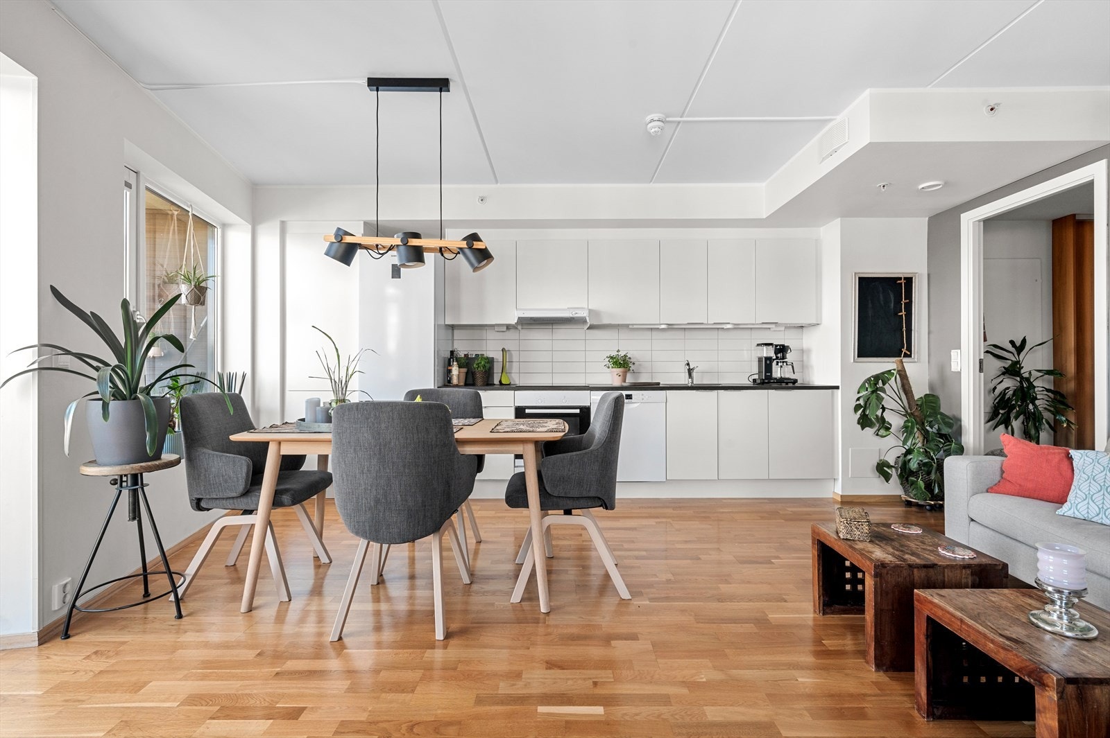 Kjøkkenet er i en moderne og åpen løsning med stue. Galleribilde