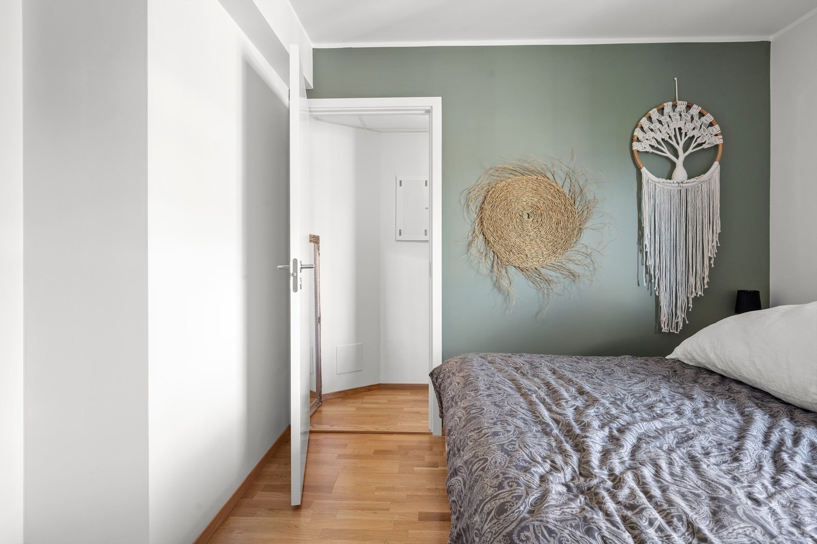 I tilknytning til hovedsoverommet har man tilgang til en praktisk innvendig bod for lagring. Galleribilde