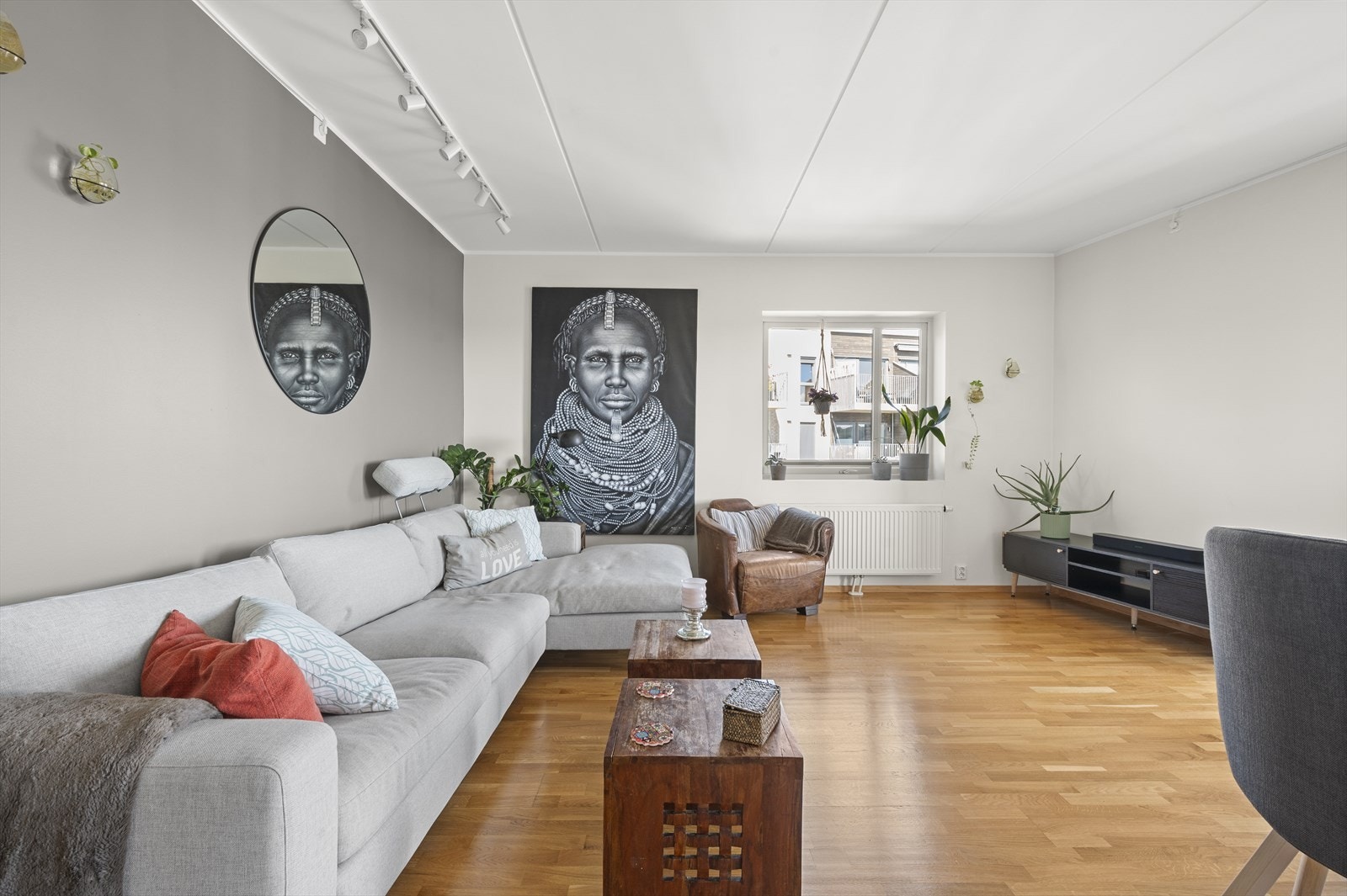 Det er plass til å møblere stuen med stor sofagruppe og TV-benk. Galleribilde