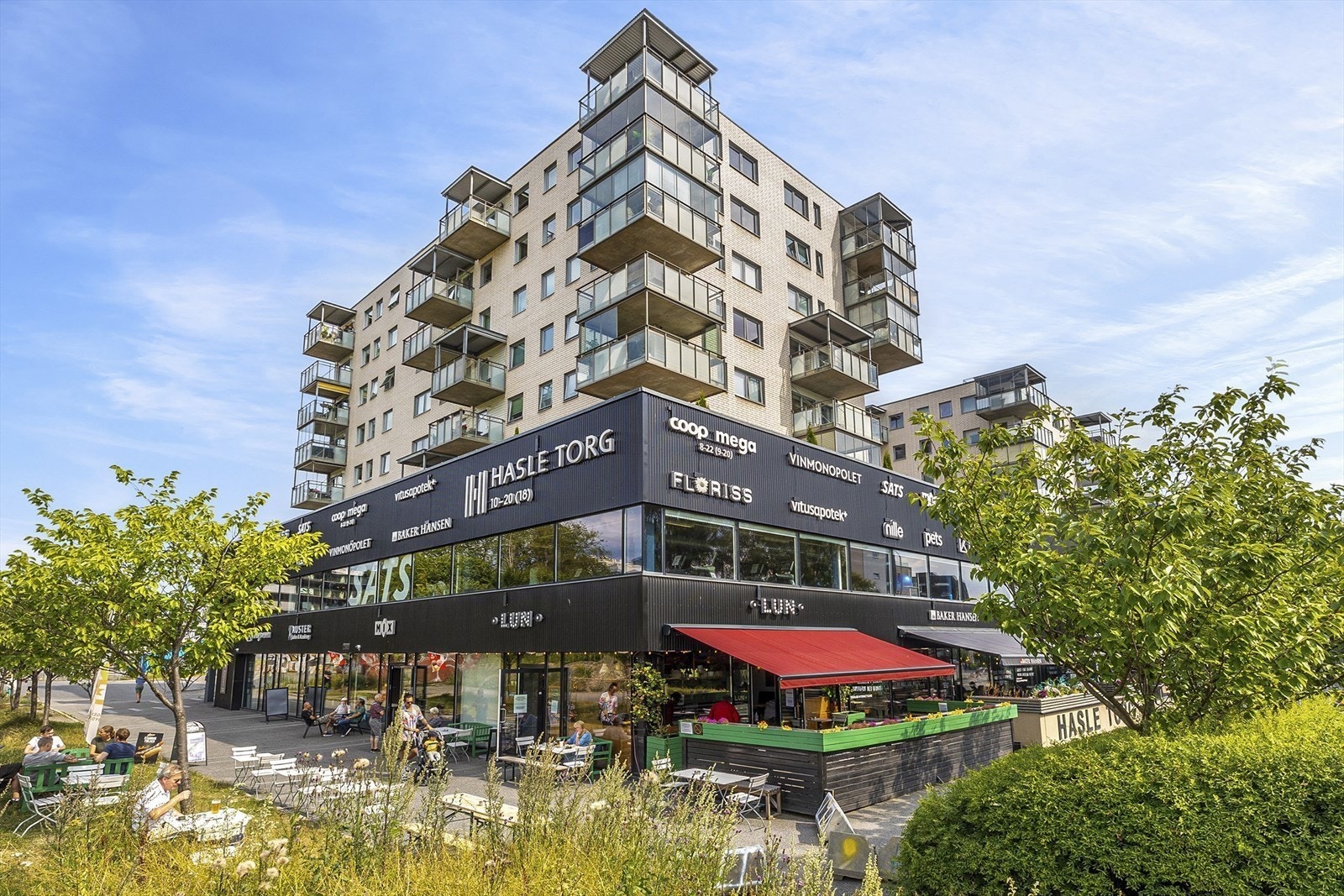 På Hasle Torg har man tilgang til det meste man trenger i hverdagen, samt t-bane, bussholdeplass og SATS treningssenter. Galleribilde