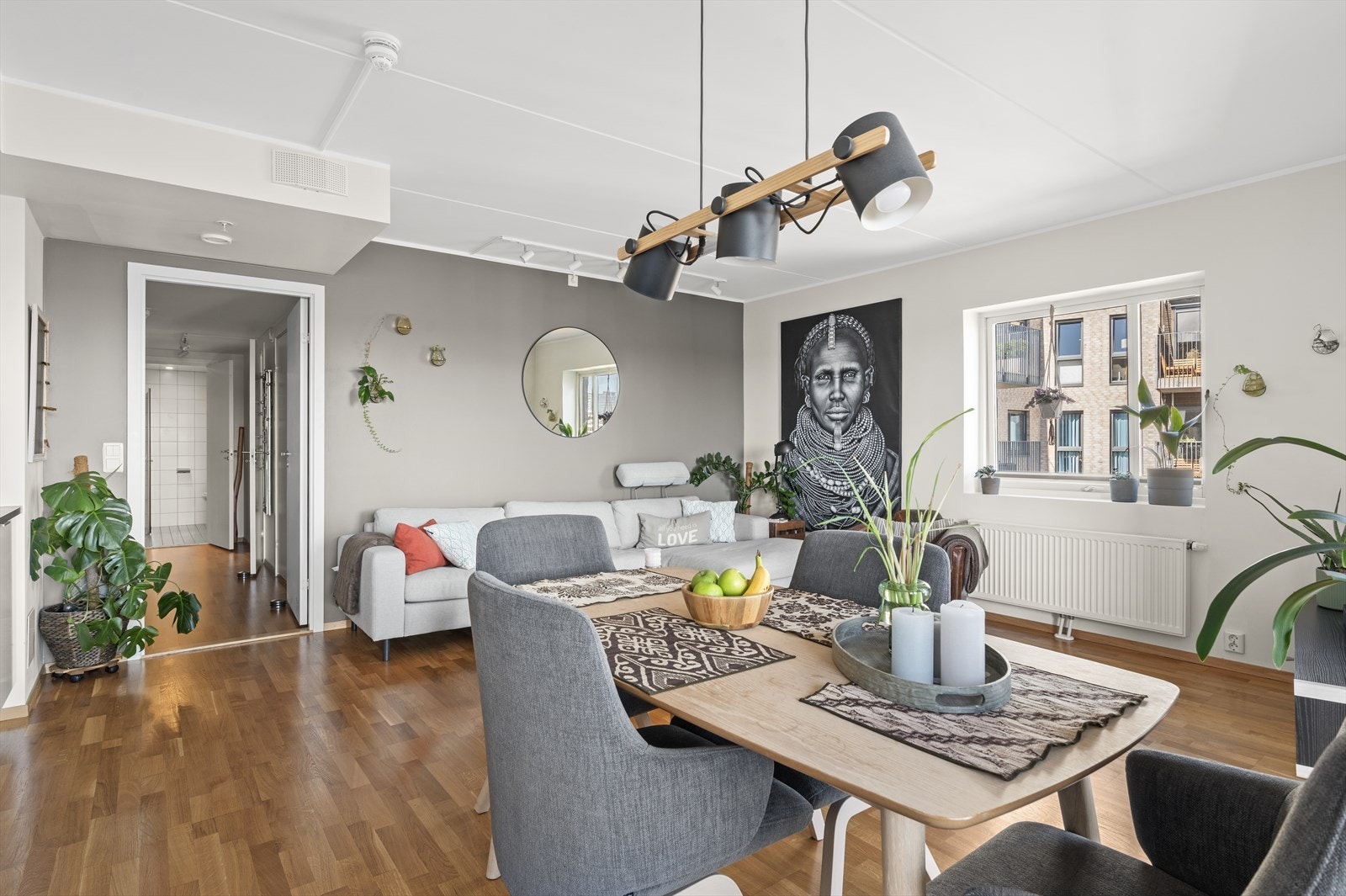 Stuen kan innredes i naturlige soner med sofagruppe, spisebord og annet ønsket møblement. Galleribilde