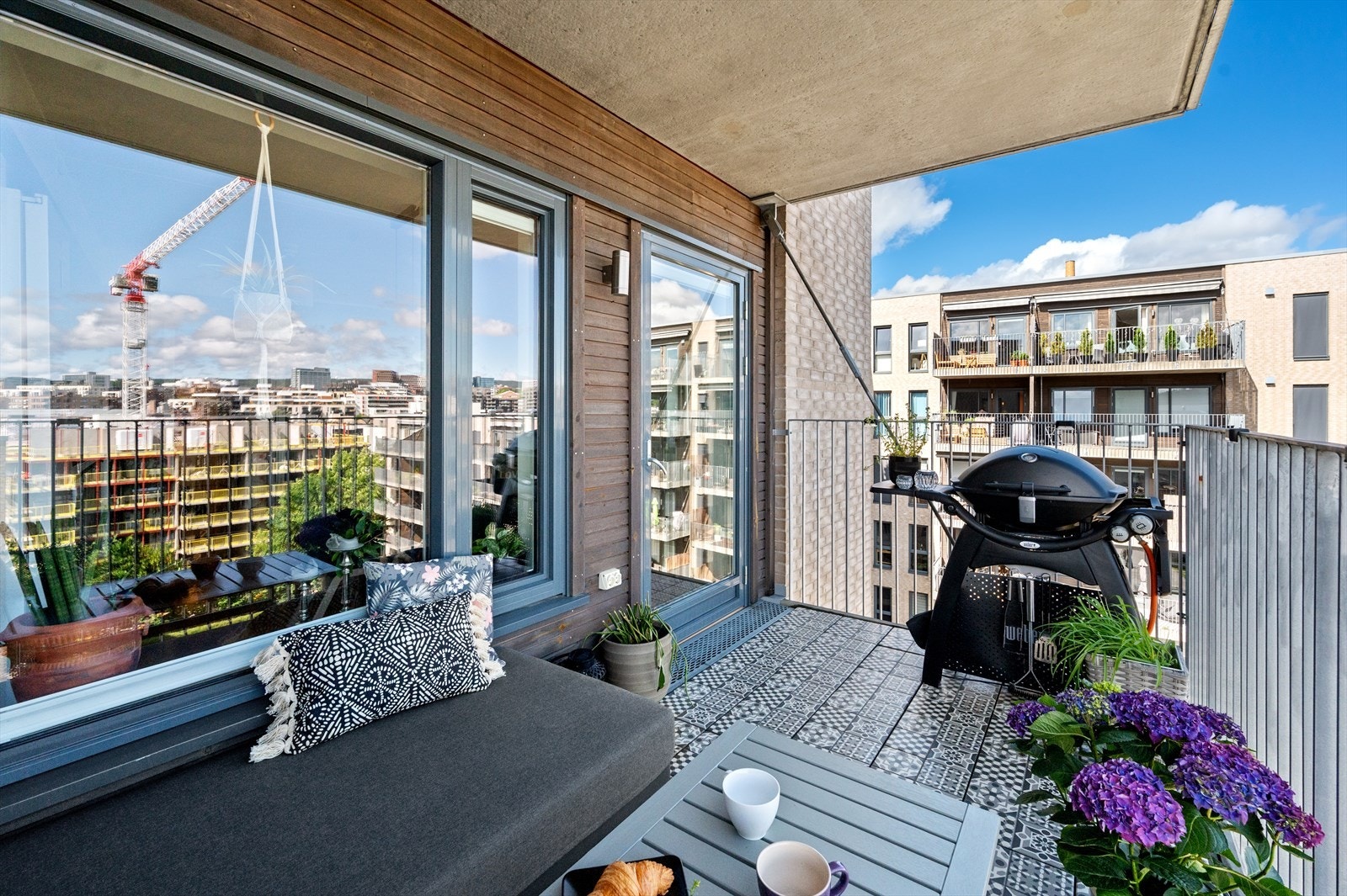 Balkongen fungerer som en deilig forlengelse av stuen. Galleribilde