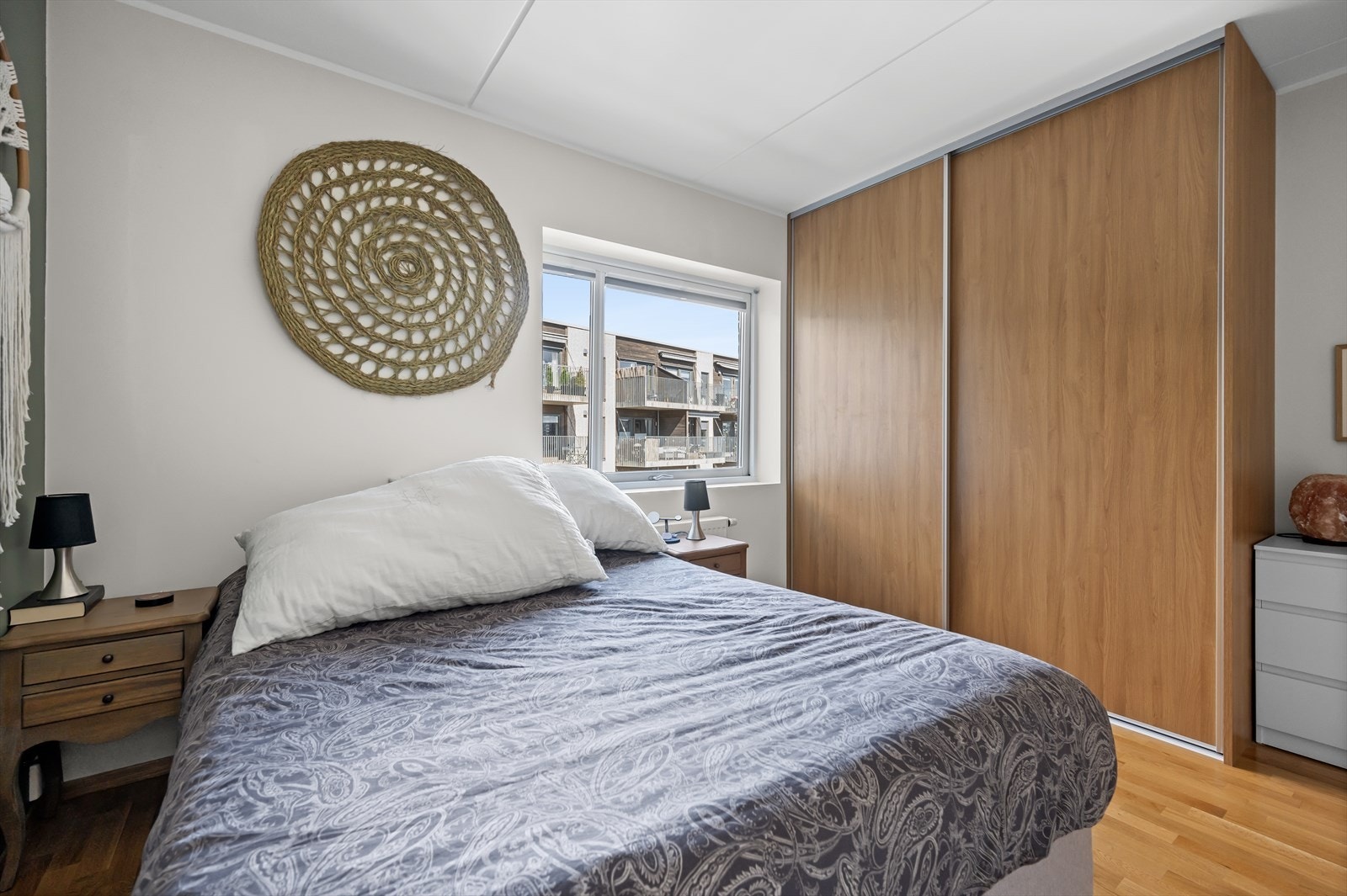 Hovedsoverommet vender mot bilfrie grøntarealer. Galleribilde