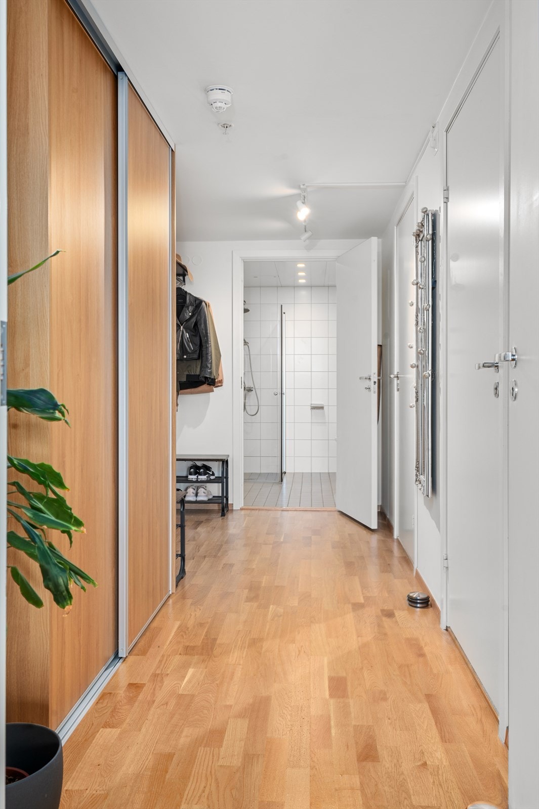 Entréen er utstyrt med et stort og flott garderobeskap med plassbesparende skyvedører. Galleribilde