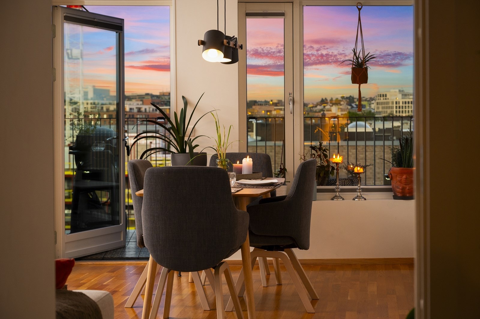 Fra stuen er det utgang til leilighetens fantastiske balkong. Galleribilde