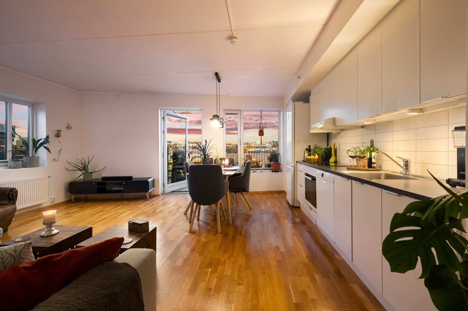 Spiseplassen er et naturlig skille mellom stuesonen og kjøkkenet. Galleribilde