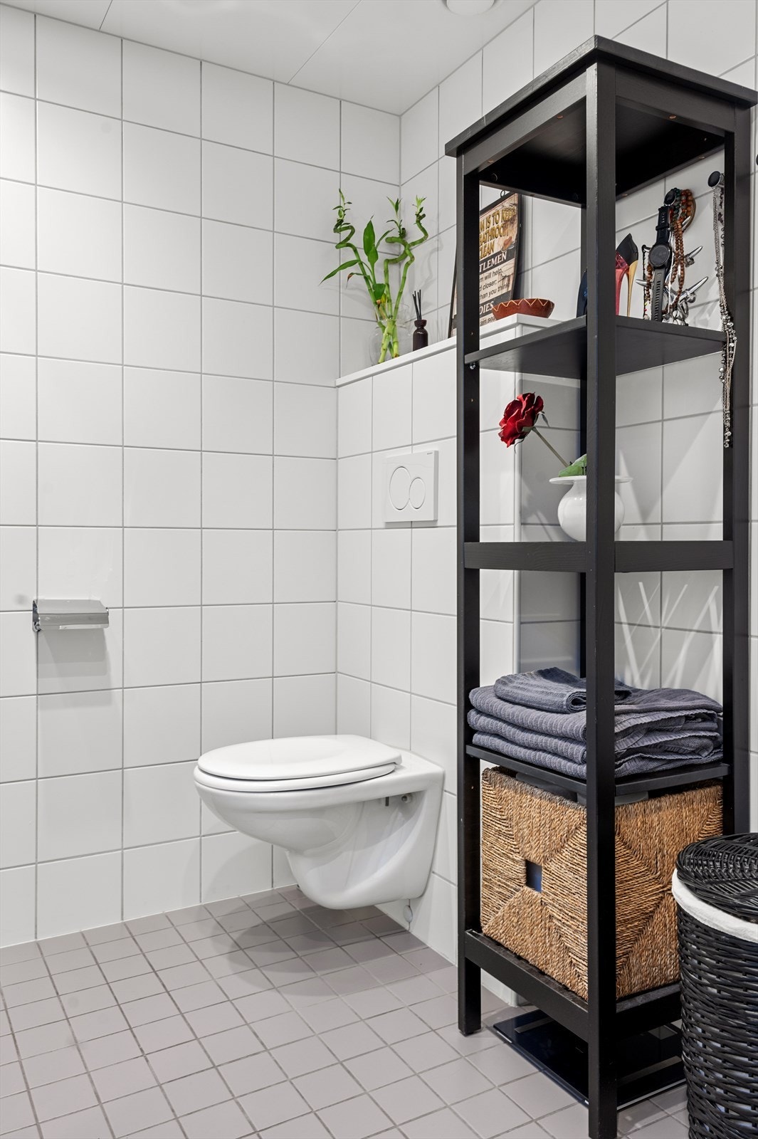 Badet er utstyrt med elektriske varmekabler i gulv. Galleribilde