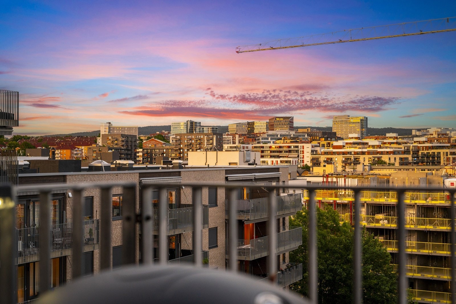 Uteplassen ligger høyt og fritt med god oversikt over nærområdet. Galleribilde