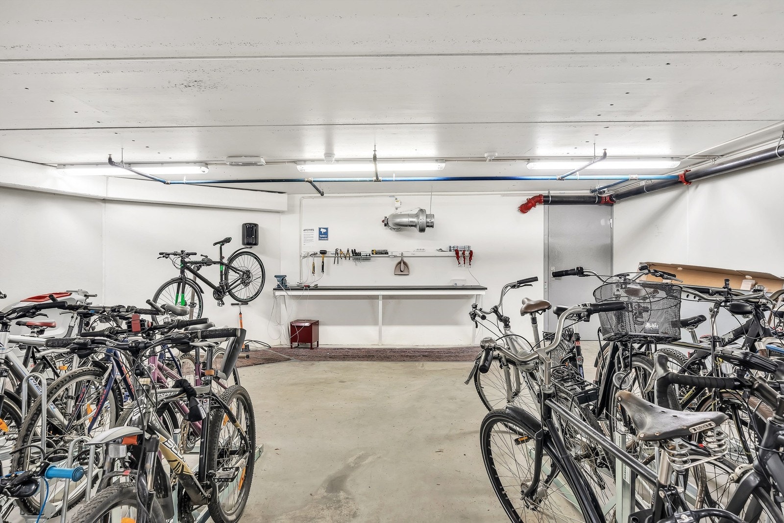 Sameiet har flere sykkelparkeringer i kjeller og et verksted som kan benyttes av beboerne. Galleribilde