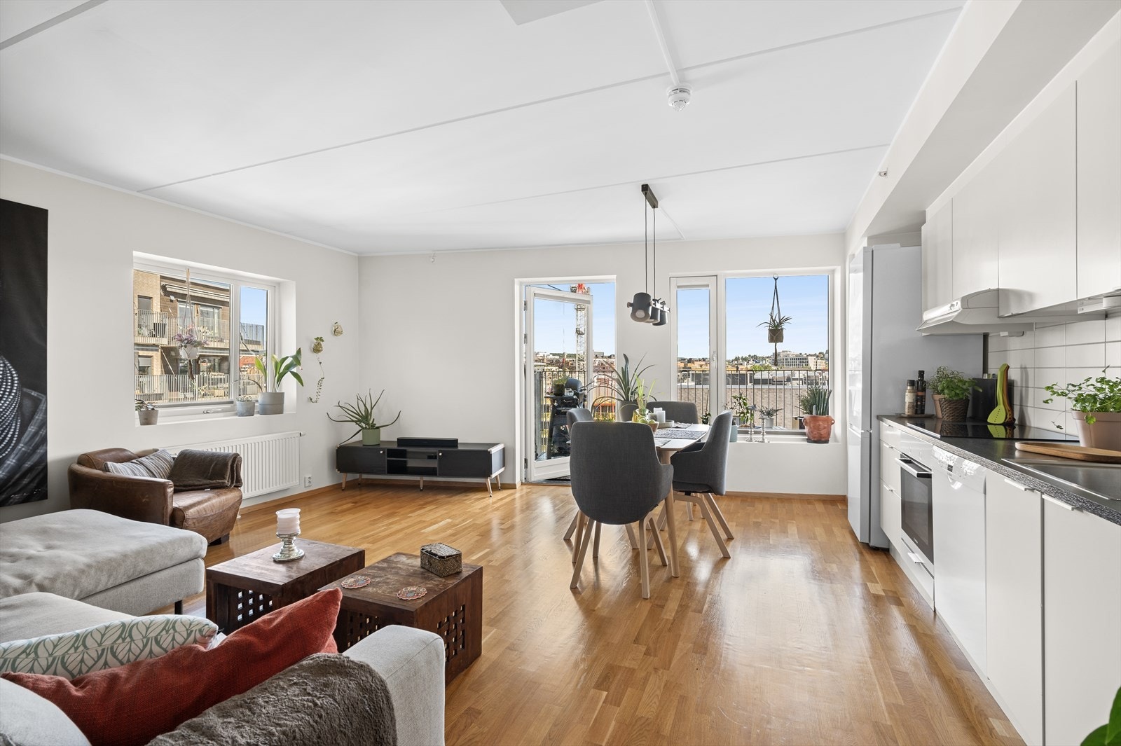 Lys og luftig hjørnestue med lysinnslipp fra to sider av allrommet. Galleribilde