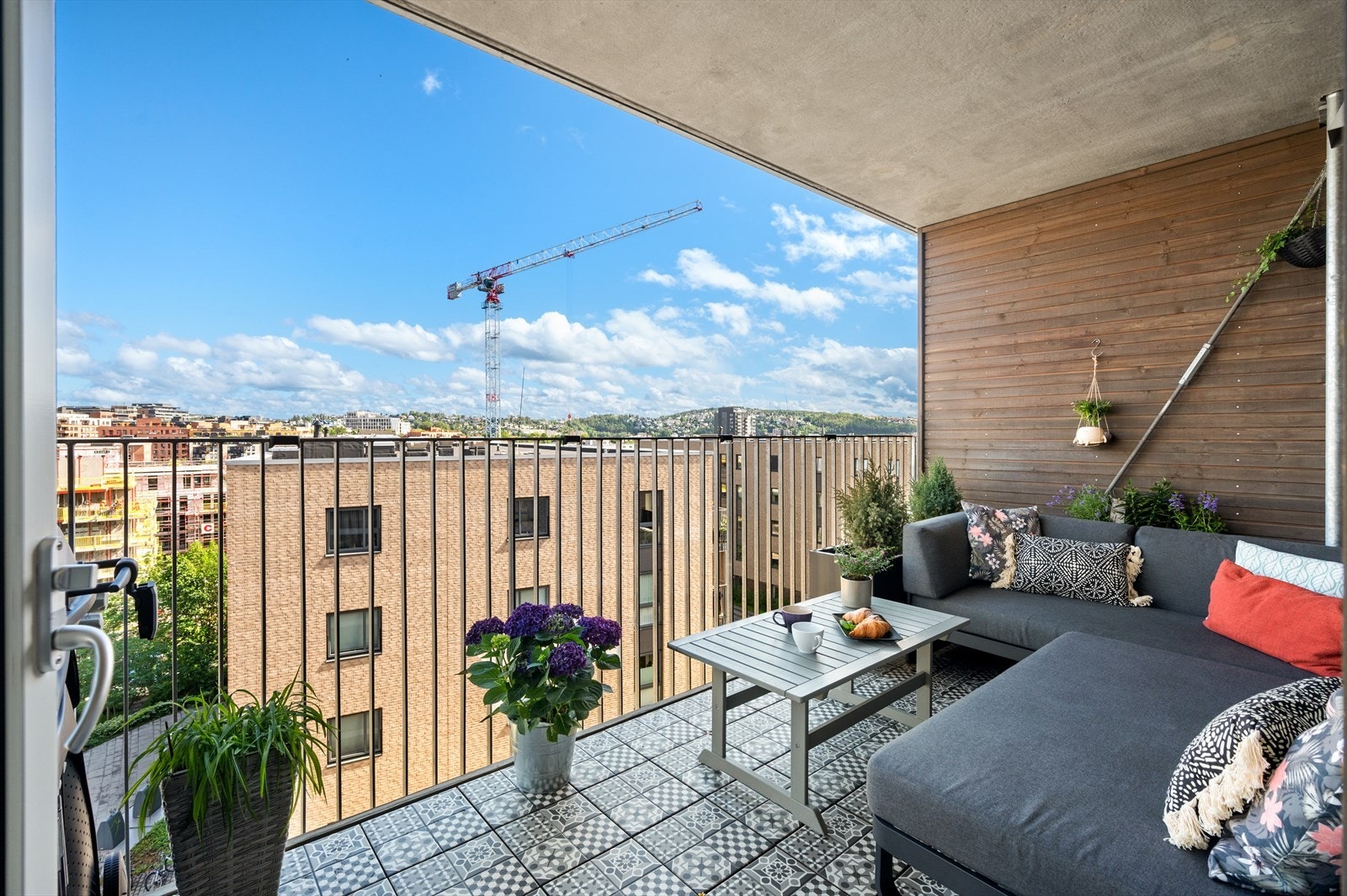 Balkongen har vidstrakt utsikt mot resten av byen og vender mot sameiets bilfrie grøntarealer. Galleribilde