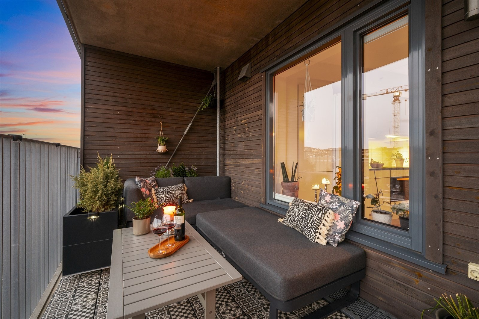 Balkongen kan innredes med utemøbler, grill, planter og pynt. Galleribilde