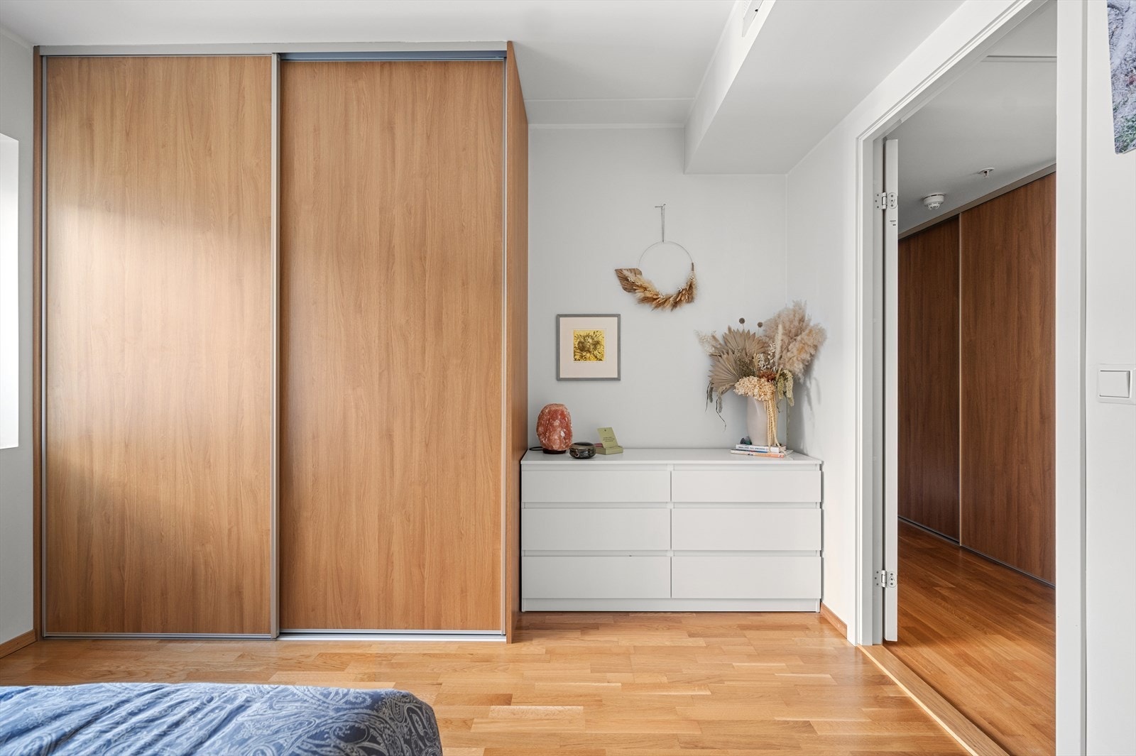 Soverommet er utstyrt med en stor skyvedørsgarderobe fra Rival som vil medfølge leiligheten. Galleribilde