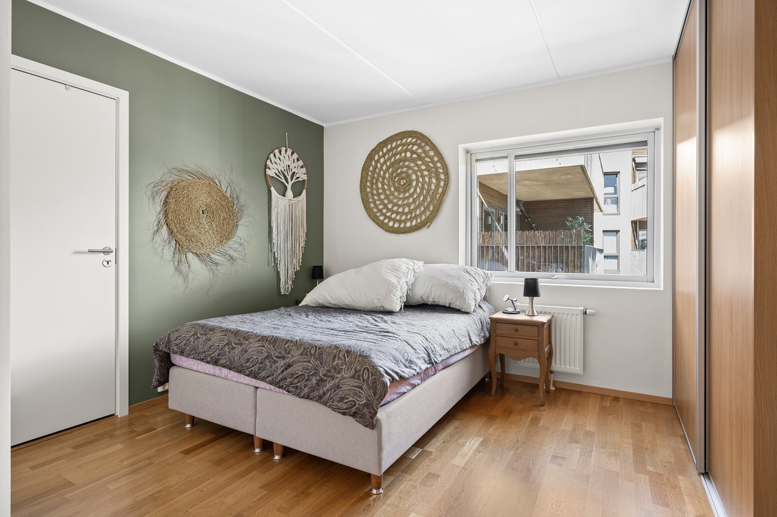 Lyst og tilbaketrukket hovedsoverom med god plass til dobbeltseng, nattbord og annet ønsket møblement. Galleribilde