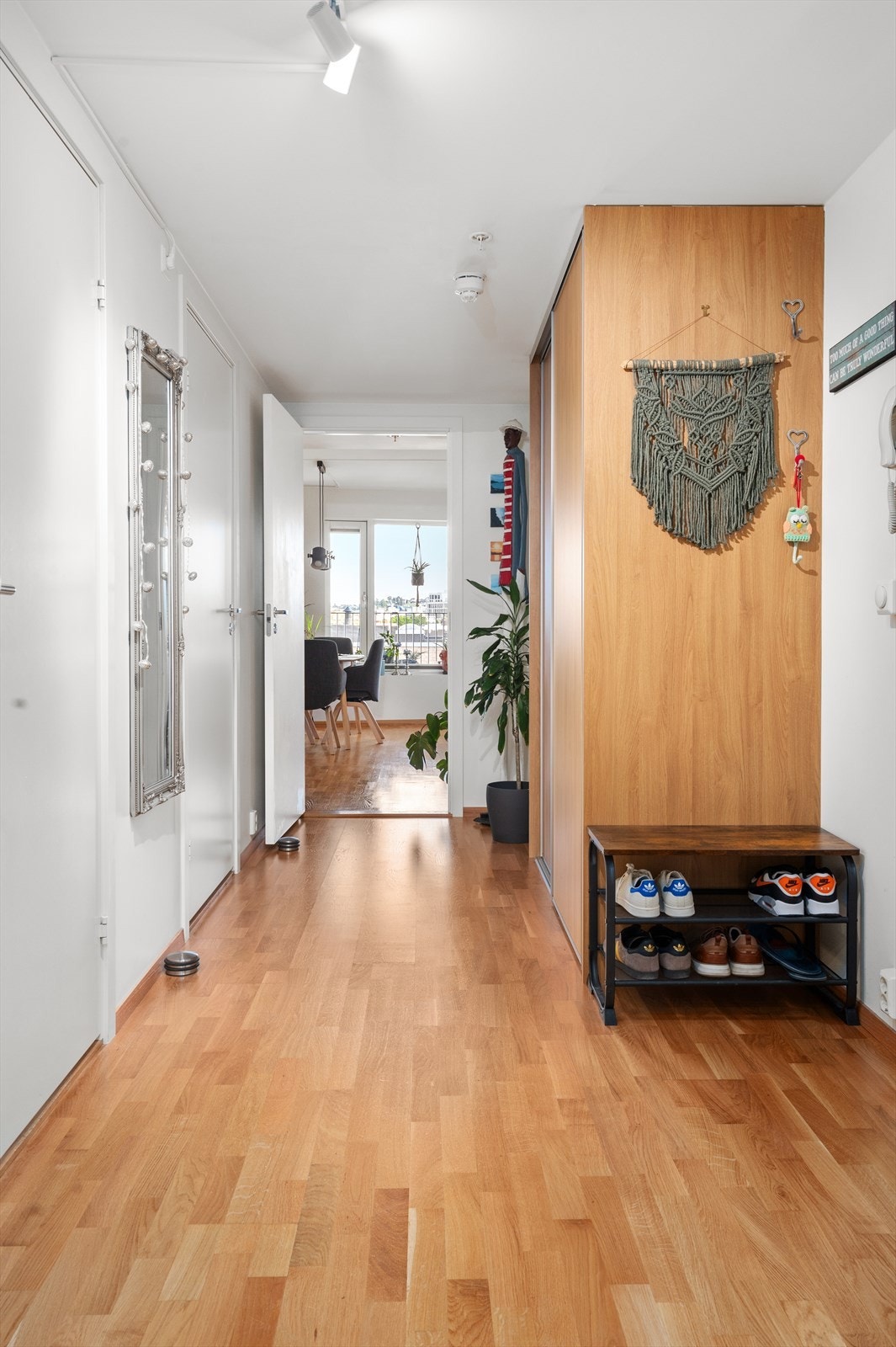 Praktisk planløsning med adkomst til alle rom fra entré. Galleribilde