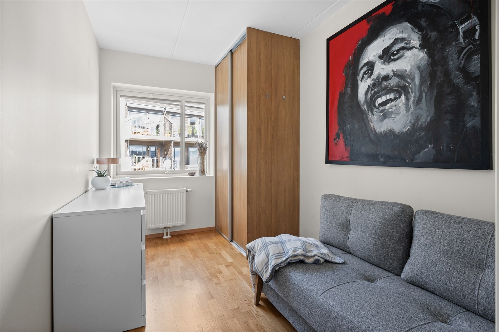 Soverom II er også av god størrelse, utstyrt med skyvedørsgarderobe fra Rival som vil medfølge leiligheten. Galleribilde