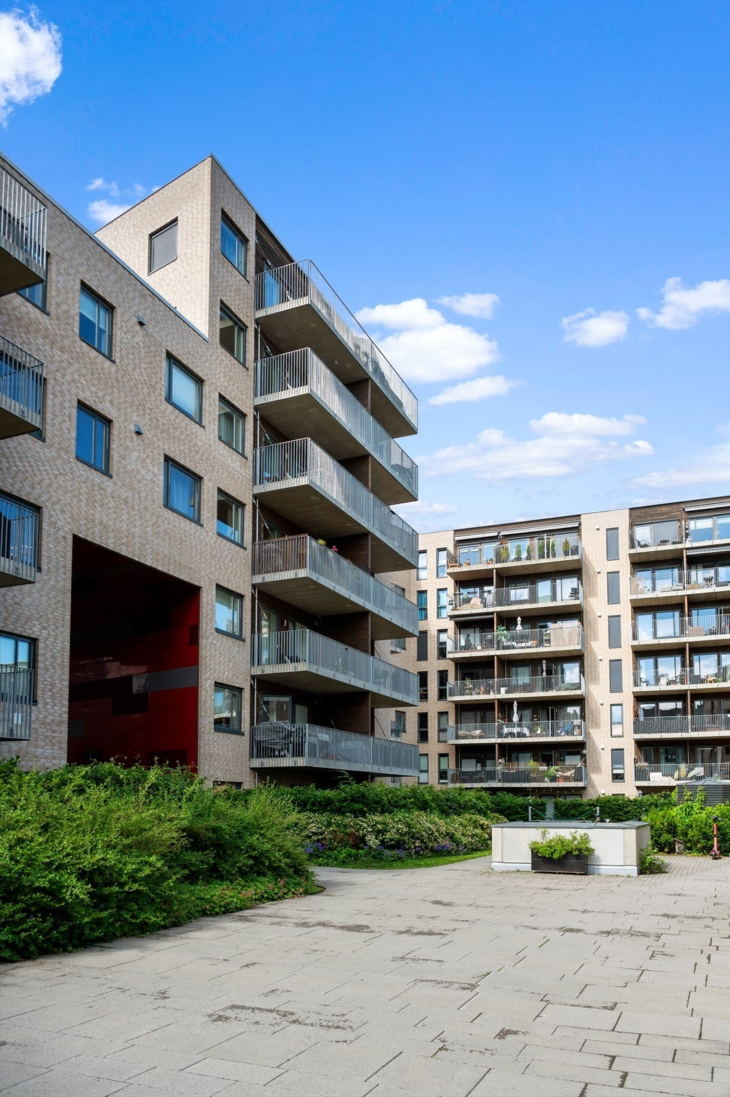 Det medfølger 1 parkeringsplass med el-bil lader i byggets felles garasjeanlegg i kjeller. Galleribilde