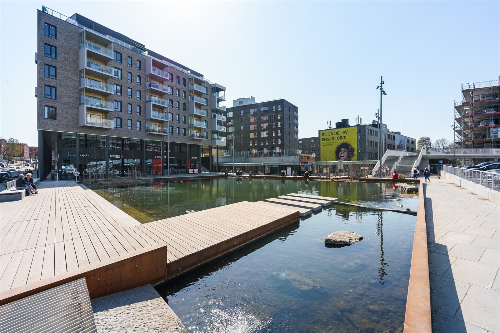 Få minutters gange til Ensjø Torg med T-bane, busslinjer og et stort utvalg av servicetilbud og dagligvareforretninger. Galleribilde