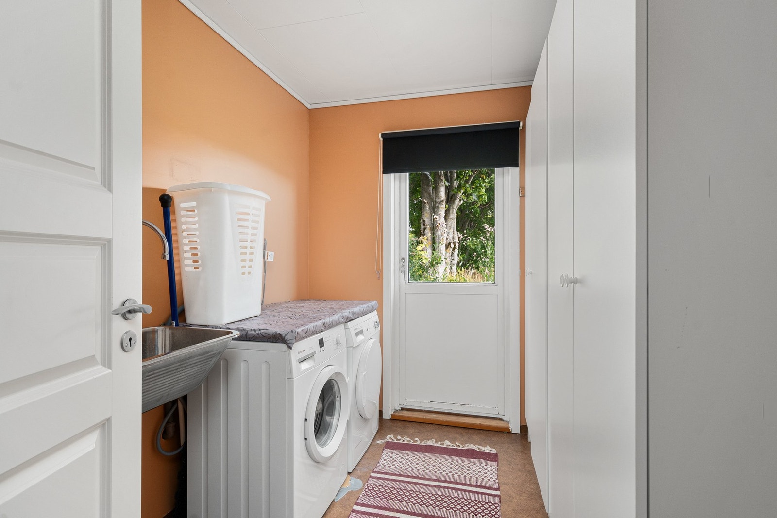 Boligen har eget vaskerom med utgang ut Galleribilde