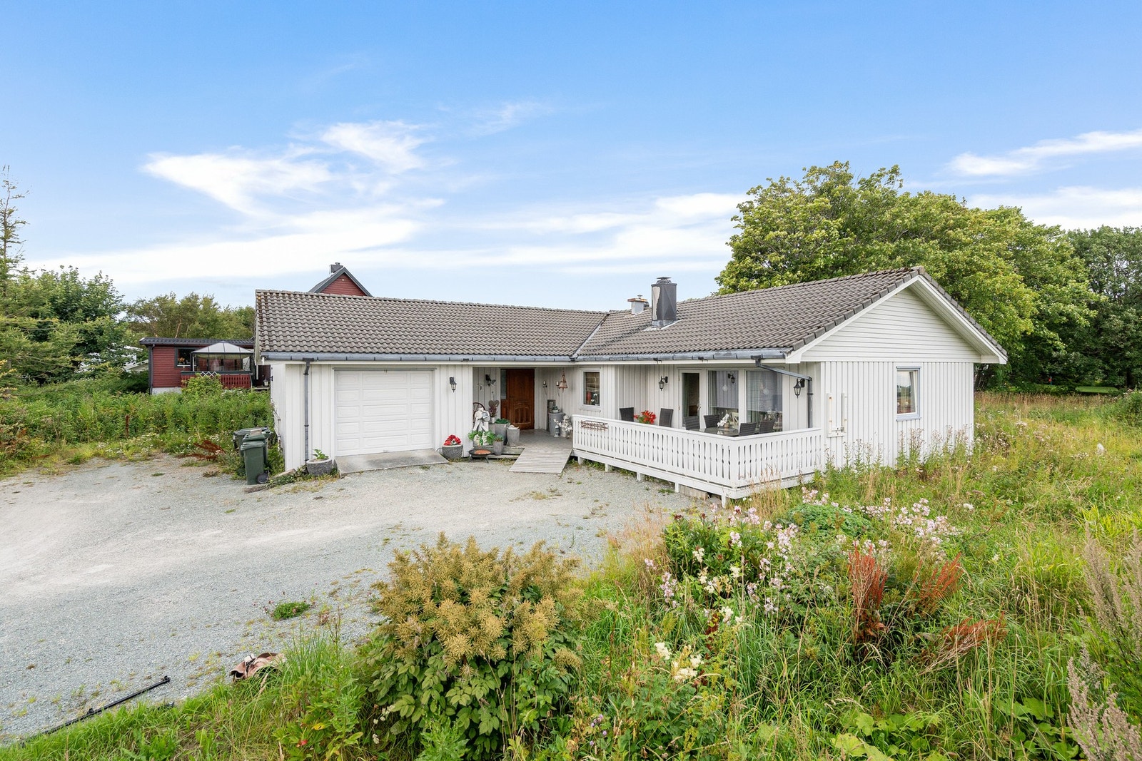 En koselig enebolig med alt på ett plan. I forlengelse av boligen er det også en garasje. Galleribilde
