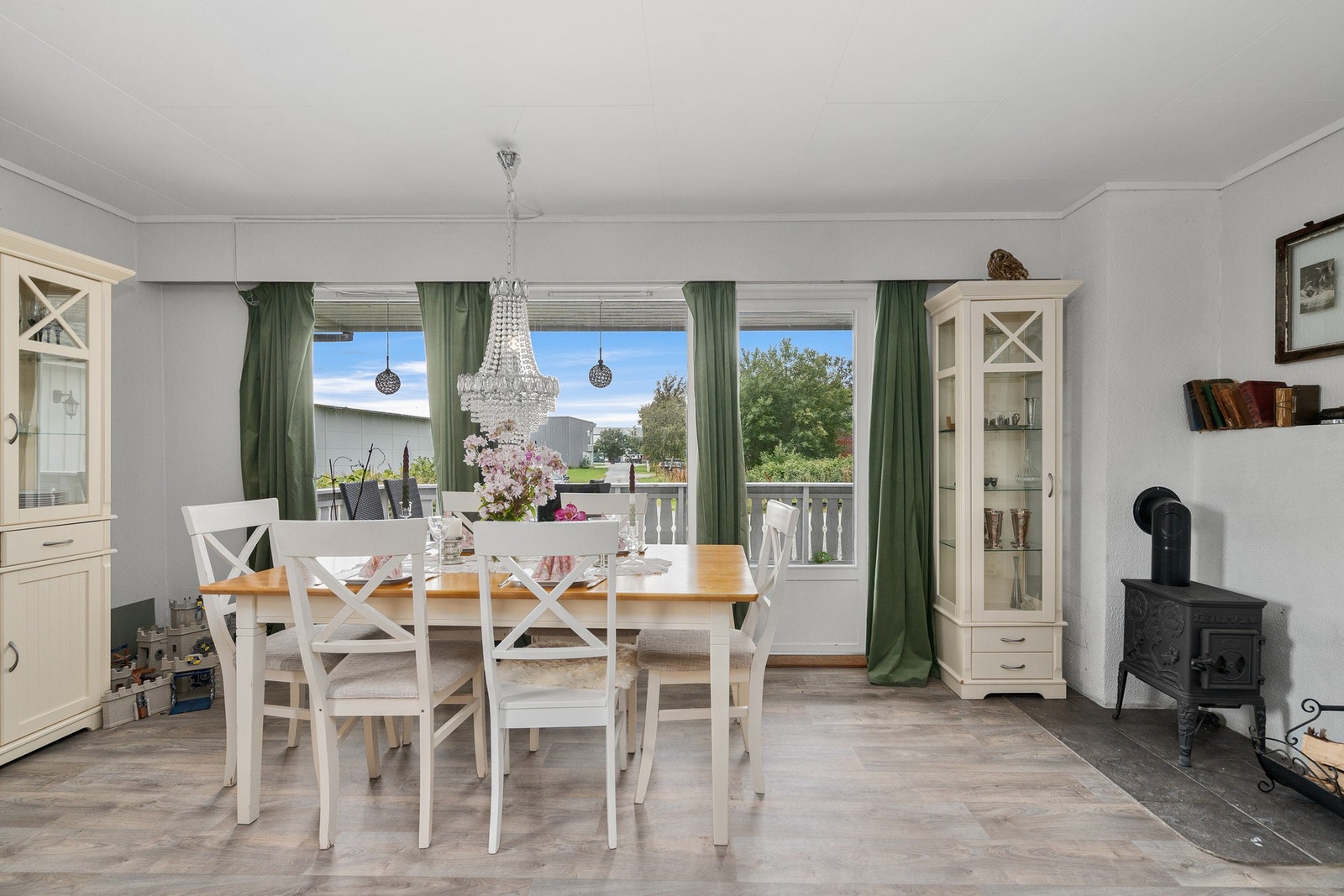 Spisestue med utgang til veranda Galleribilde