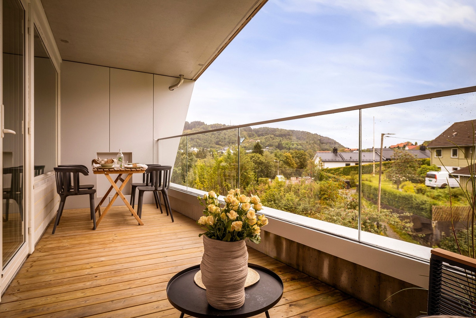 Glassrekkverket sikrer godt med lysinslipp både på verandaen og inn i leiligheten Galleribilde
