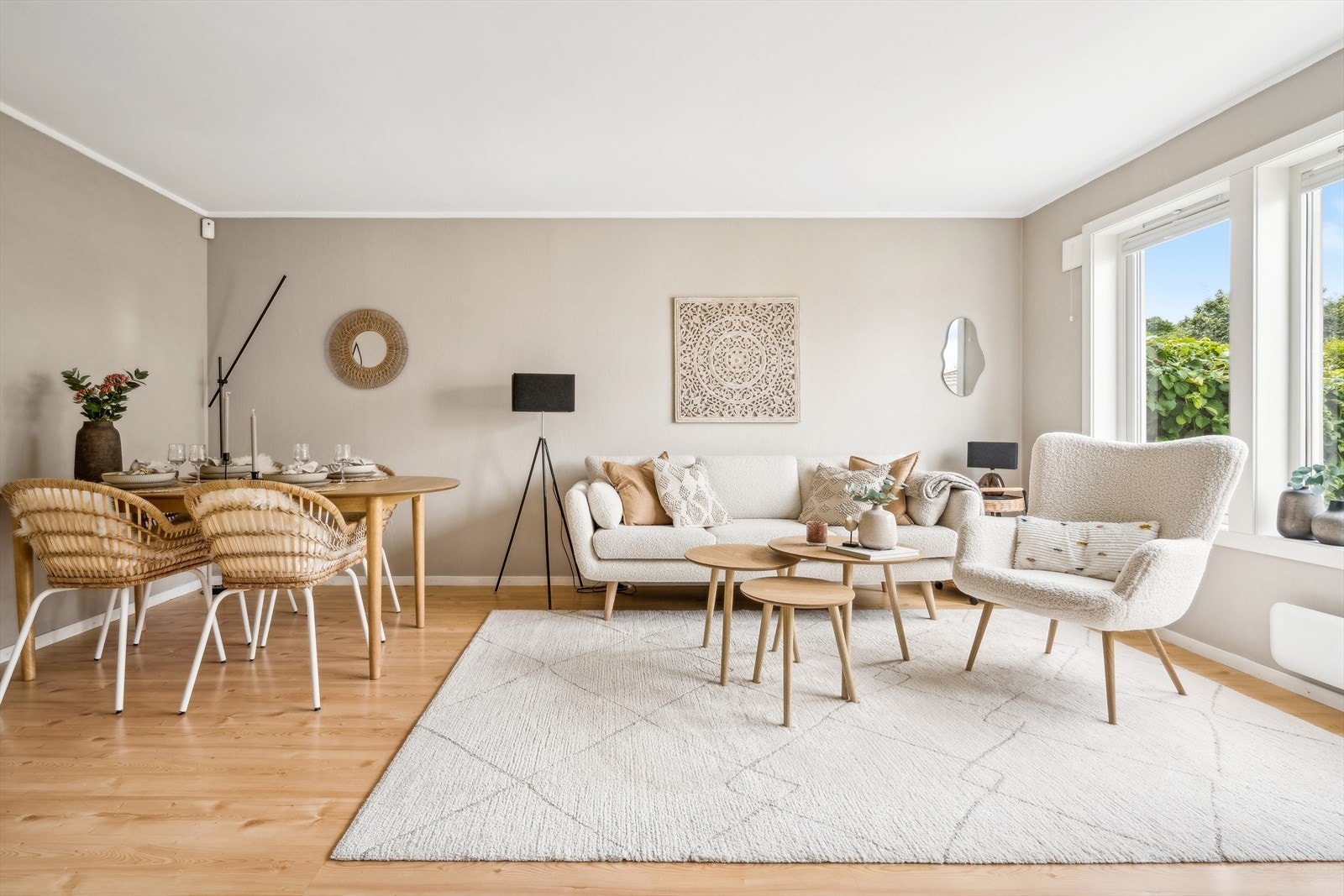 Lys og stilren stue av god størrelse med plass til både, stor sofagruppe og spisebord. Galleribilde