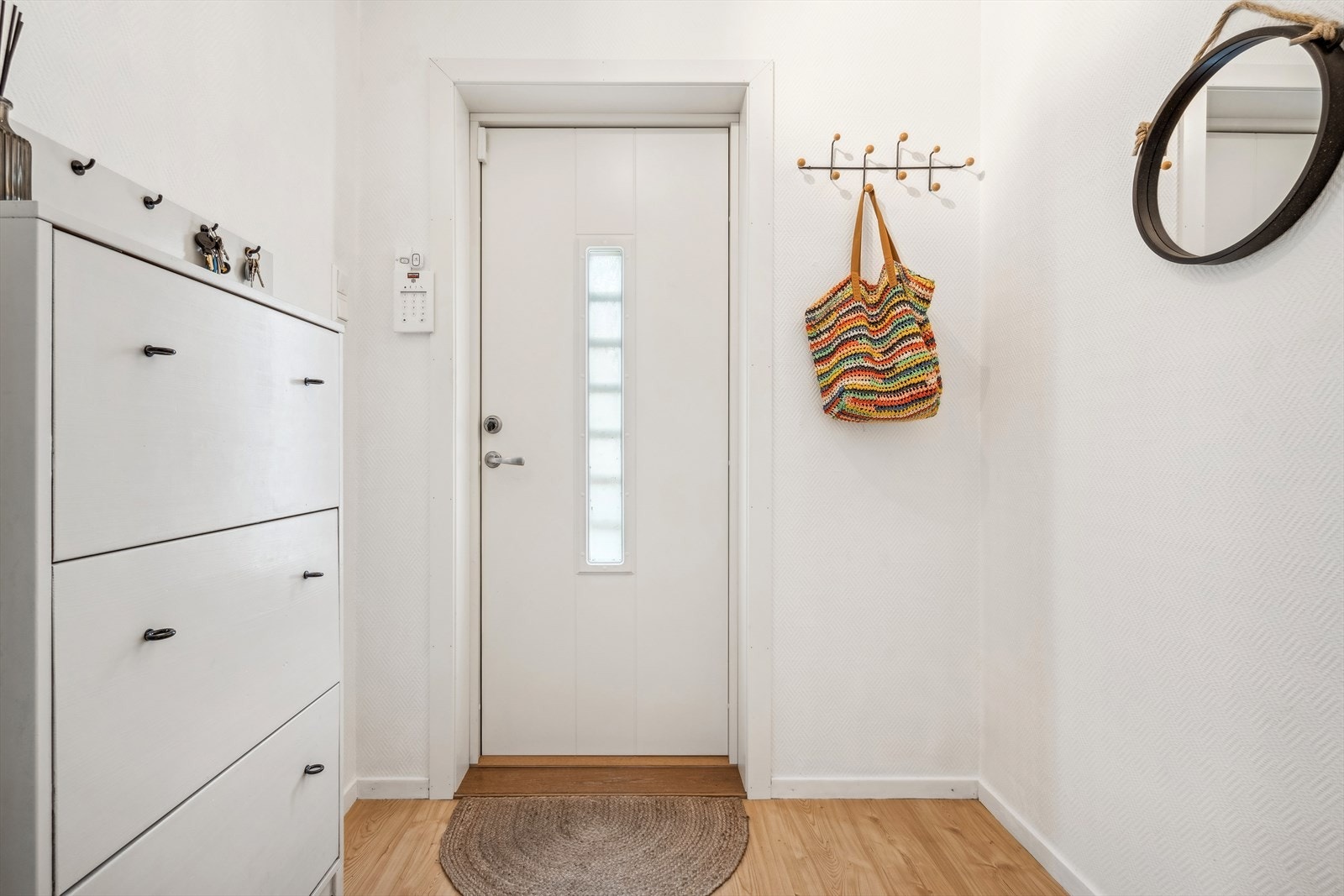 Boligen har en romslig entré, med god plass til å henge fra seg yttertøy og sette fra seg sko. Galleribilde
