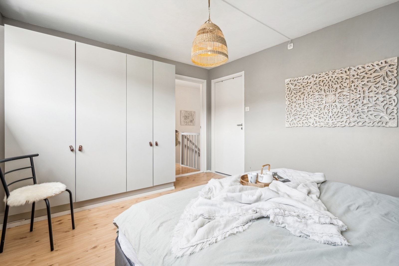 Hovedsoverommet har tilstrekkelig med plass til en dobbeltseng med tilhørende nattbord og annet nødvendig soveromsmøblement. Galleribilde