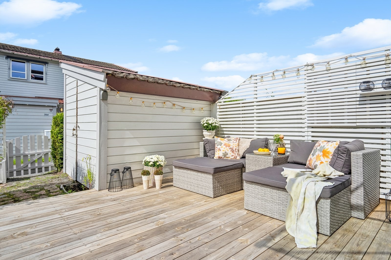 På fremsiden av boligen har du en utvendig usiolert bod med gulvareal på ca. 4,2kvm.. Galleribilde