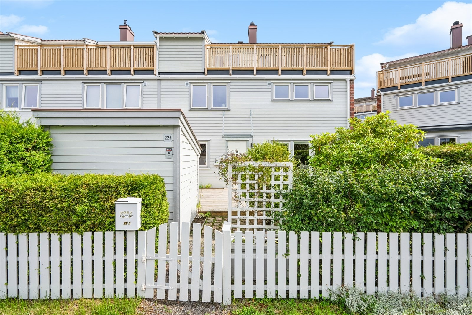 Her får du umiddelbart et godt førsteinntrykk av boligen som har pent opparbeidet utearealer med markterrasse, utebod og hageparsell! Galleribilde