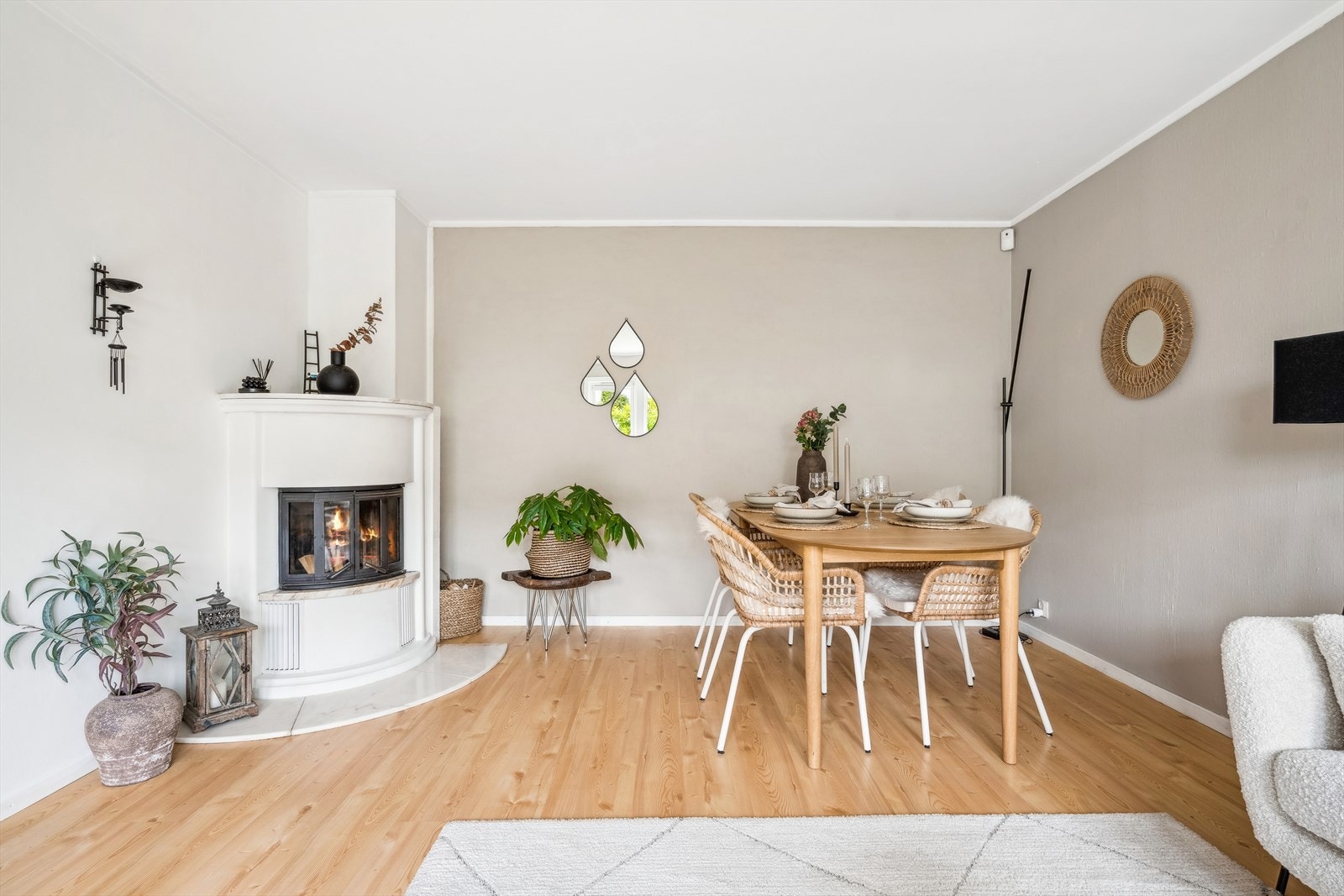 Det er installert peis i stuen som sørger for et behagelig inneklima selv på de kaldeste vintermånedene. Galleribilde